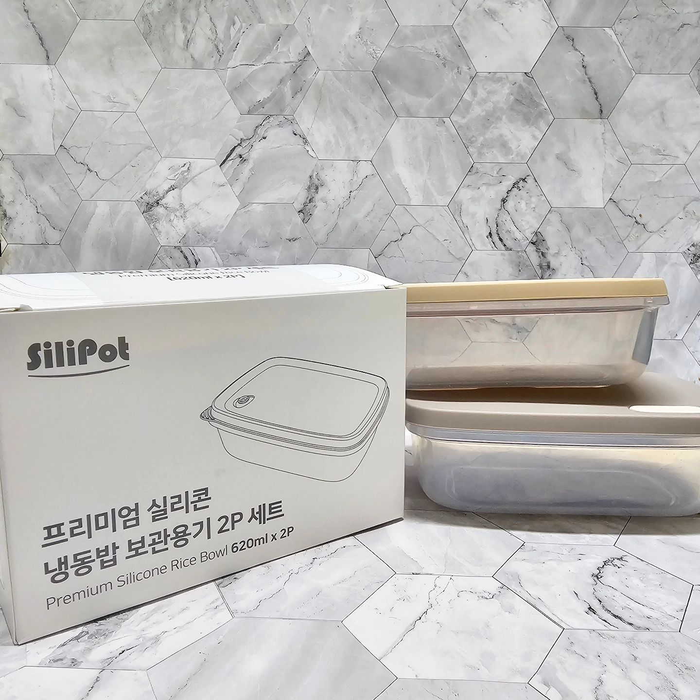 #협찬 #실리포터3기
#실리팟서포터즈 

애들 간편식으로 먹일때가 있거든요
그때마다 전자렌지용 용기를 사용하는데 
세상 핫템 발견!!!! 실리팟 냉동밥용기🚨🚨
요거 진짜 물건인거 있죠 실리팟쪽으로 인사🙆‍♀️

저희집은 밥을 남기는 일은 없지만
아이들 때문에 갓지어진 밥을 
냉동 시킬때가 있어요 
그럴때 마다 솔직히 비닐.지퍼팩에 보관
근디 실리팟 만나고 나선 그럴 필요 없다는거~~!!!
실리팟 에서 나온 냉동밥용기는
이것 말고도 다양하게 사용가능해요
밥을 넣어두고 데울때 유용하고
순두부를 양념장과 돌려도 좋고
스파게티.생선조림.국.식품등 
다양하게 사용하기 굿굿
스팀홀 있는거 너무 좋은거 있줴🫶🏻
항상 물컵 한잔 놓고 돌렸는디
번거로움 노노
간편하게 사용하기 좋고
쓰레기도 안나오니 더좋은 실리팟 냉동용기
환경호르몬 걱정 없으니 아이들 사용하기도 찰떡

실리팟아 우리집 냉동식품을 부탁해🙏🏻

silipot_official

#실리팟#실리팟서포터즈#냉동밥용기
#실리팟냉동용기#실리팟주방용품
#냉동용기#실리팟냉동용기#밥스타그램
