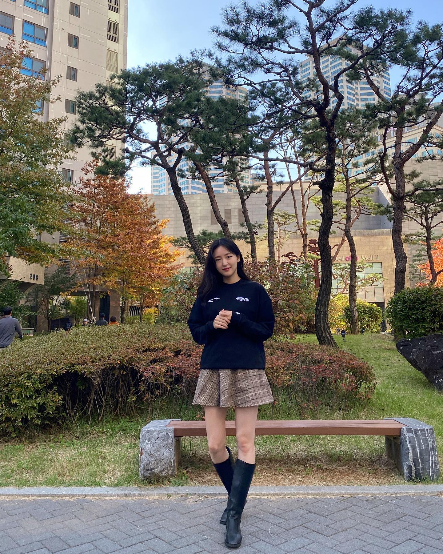 🖤 캔바츠 신상 맨투맨 🖤

캔바츠에서 신상 맨투맨을 보내주셨어요 🌟
독특한 로고가 맘에들어서 받자마자 할로윈 맞이로 입어야겠다! 라고 생각했어요🖤
캔바츠 직접 의뢰제작 제품으로 면(65%)과 폴리에스터(35%) 혼방원단을 사용하여 탄탄한 짜임새를 실현했데요!
오랜 착용에도 보풀이 최소화되도록 했고, 탄탄한 넥라인과 소매의 포인트 라벨이 독특한 특징이에요. 💫
앞면의 글리터 로고와 로고플레이는 자수로, 뒷면의 메인 그래픽은 변색하지 않는 러버 나염으로 가공되었습니다😊

캔바츠 공식 웹사이트에서 만나볼 수 있어요 (www.canvarts.co.kr)🖤

#광고 #캔바츠 #검정맨투맨 #OOTD #블랙맨투맨 #커플맨투맨 #canvarts #신상맨투맨 #스트릿패션 #canvarts #스트릿룩 #패션 #맨투맨 #신상품 #스타일링 #협찬 #패션리뷰#협찬문의