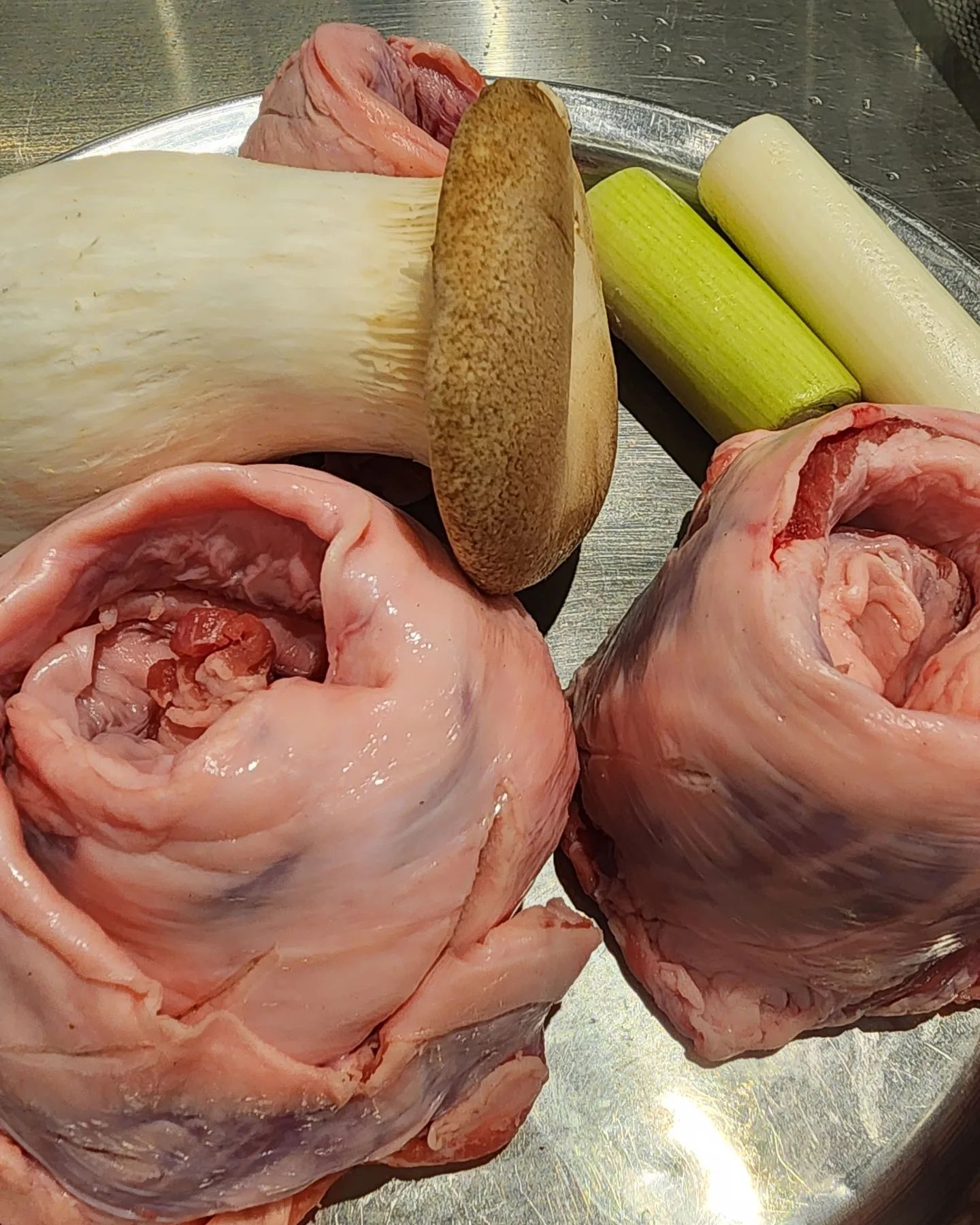 .
#내돈내산
가락동 가락시장에서 꽤 유명한 삼겹살 맛집인데 너무 궁금해서 다녀와봤어요🐷
.
최자로드에 나온 후암동 사랑방의 조카버전이랄까 미나리 삼겹살 맛집으로 이미 정평이 나있는 곳이지만 저는 갈매기살을 주문해 보았답니다 이미 유명 유튜버들이 많이 다녀간 곳이라 가락시장 삼겹살 하면 가장 먼저 떠오르는곳이기도 해요🙈👍
.
사장님이 좋는고기를 웃돈주고 선별하여 공수해 오시는데요 저는 이렇게 두툼함 갈매기살은 처음먹어봐요 칼집낸 갈매기살이 탱탱하면서도 쫄깃해 젓가락을 멈출수가 없었어요 숯 또한 일반 숯의 3배가량 비쌈 참숯을 이용하여 참숯향이 은은히 베인 갈매기살이 어찌나 맛있던지요🥰🧡
.
추가 주문한 목살도 질기지않고 부드러워서 만족하며 먹었답니다 사장님도 짱 친절하시고 테이블마다 엄청 신경써주세요 가락동 가락시장에 오시면 송파사랑방에 꼭 들리셔서 맛있는 갈매기살 꼭 드셔보세요 🤗
.
📌 위치 : 서울 송파구 양재대로62길 42-1

⏰️ 영업시간 : 매일 16:00 - 24:00

☎️ 전화번호 : 0507-1381-5332
.
#송파사랑방 #가락시장역맛집 #가락시장역맛집추천 #가락시장맛집 #가락시장맛집추천 #가락시장삼겹살 #가락동맛집 #가락동맛집추천 #가락동미나리삼겹살 #미나리삼겹살맛집 #최자로드맛집 #가락시장고기집 #가락시장회식 #가락시장역고기집 #가락시장역회식 #가락동회식 #가락동회식장소 #문정역회식 #문정역회식장소