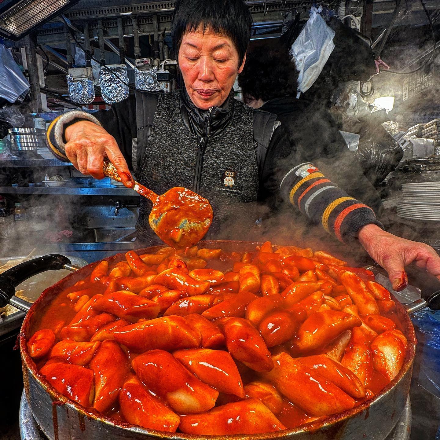 [속보]광장시장 떡볶이 종결.jpg

대한민국 슬라임 떡볶이 확/실 1등 ((저장))
밀떡파도 쌀떡으로 갈아타게 되는 #자선네
입에 착-착- 감기는 쫀득한 식감이 예술.
35년전통이 괜히 유지되는게 아닌 맛집.
++마약김밥과 즐겨주면 무한으로 들어가는〰️

@@맛도리천국 광장시장 가자

#광장시장맛집 #광장시장 #떡볶이맛집
#종로맛집 #종로맛집추천 #떡볶이투어