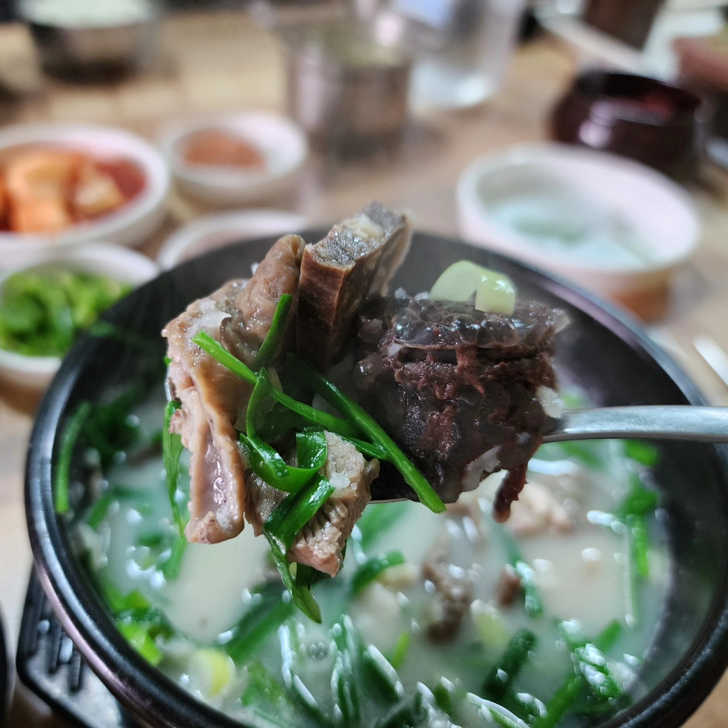 뼈 넣고 푹〰️고아 만든 티가나는
국물‼️

시장 골목길에 위치하고있어
아는사람만 찾아가는곳

난 삐까뻔쩍한 식당보다
이런 정겨운 분위기의 식당이 좋더라😘

돼지국밥 속 건더기 푸짐하고
무엇보다 잘익은 김치맛이 일품👍

📍시장돼지국밥 (연일전통시장)
📍경북 포항시 남구 연일읍 철강로41번길 50 연일중앙상가
📍돼지국밥 8000원

#시장돼지국밥
#포항연일점심 
#포항연일시장 
#포항연일국밥추천