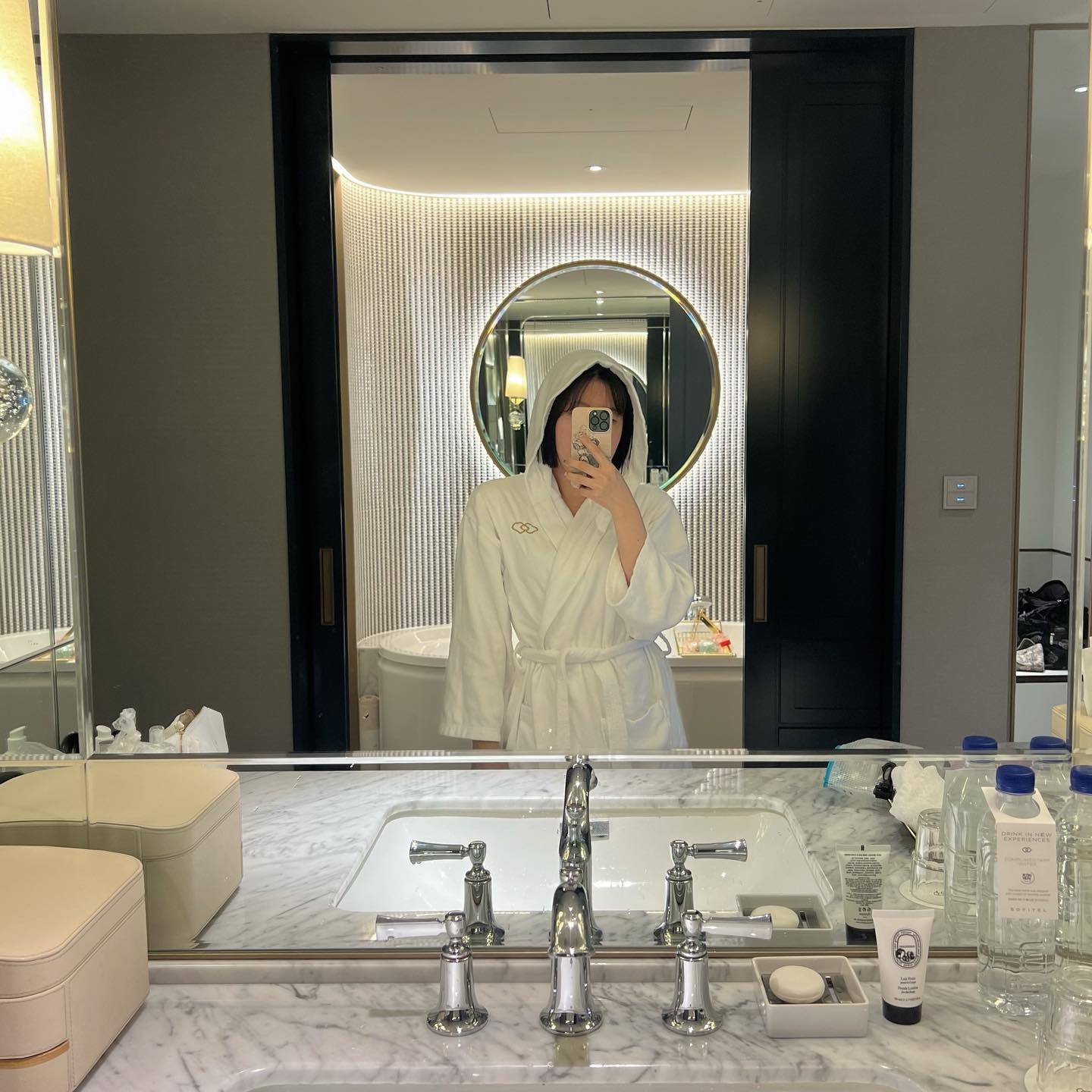 .
연차 쓰고 생일 호캉스🛏🎂🥂
전날까지 비가 쏟아졌는데 
이날은 비도 그치고 
생일이라고 석촌호수 전망으로 
업그레이드 해주시고
체크아웃도 1시간 무료로 미뤄주시고
케이크도 챙겨주셨다🥂
오랜만에 1시간동안 제대로 수영도 하고🏊🏻‍♀️🩴
너무너무 알찬 하루였다🪸
.
.
.
#소피텔앰배서더서울 #호캉스 #호캉스추천 #서울호캉스 #서울호텔추천