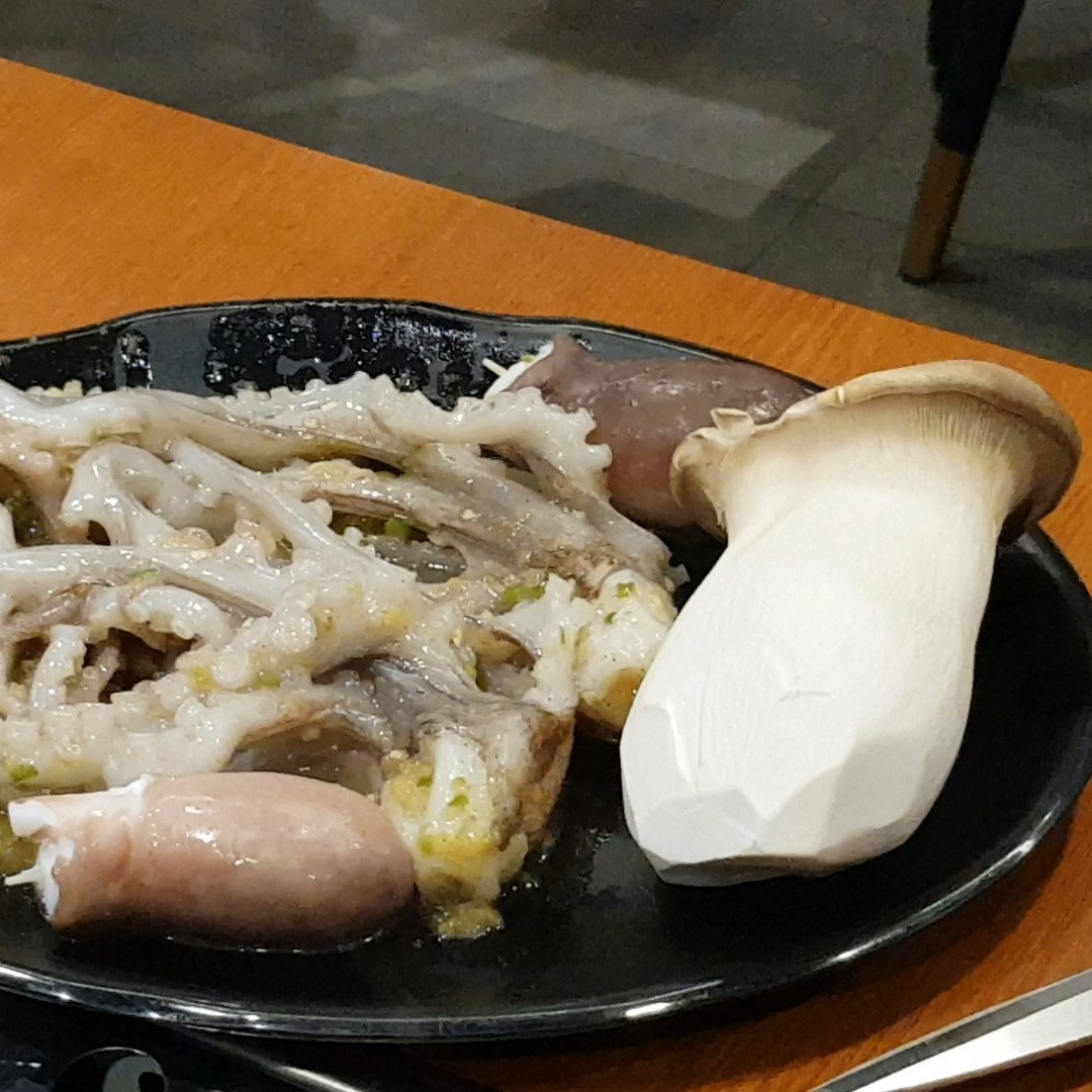 .
참숯삼인조 맛있는건 원래 알고있었는데
북구청 건너편 위치한 침산점이 대박이네
사장님부터 직원분들까지 정말 친절하고 
큼지막하고 신선한 마늘산낙지에
통새송이버섯, 꽃게한마리라면, 폭탄계란찜 
사이드까지 매력적이야
굳이 꼽자면 마늘산낙지+통새송이버섯 강추한다
마늘 양념이 예술이라 산낙지에 버섯까지 더 맛있는 집
.
#참숯삼인조 #참숯삼인조침산점 #대구북구청맛집 #침산동맛집 #북구청맛집 #대구침산동맛집 #대구고성동맛집 #고성동맛집 #대구고성동술집 #대구북구청술집 #대구침산동술집