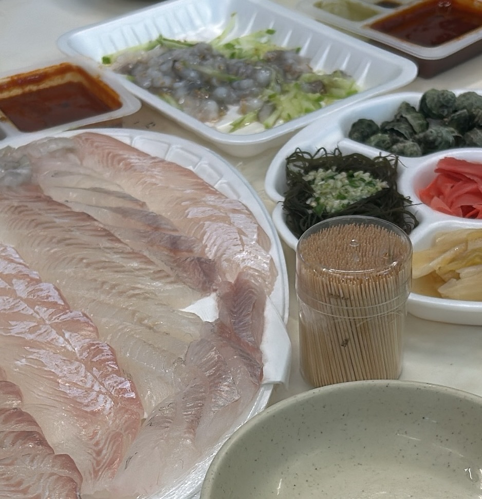 〖 #인천 #옹진군_#명식이네 〗
싱싱한 회, 밑반찬을 먹을 수 있는 #영흥맛집 명식이네 f.포장

먹스타 오랭만

 🚗 주차 : 무료주차
☎️ 번호 : 032-885-7213
⏰ 영업 : 월휴무 / 9시~21시
​📍 주소 : 인천 옹진군 영흥면 영흥로 109-12 #영흥수산물직판장 6호