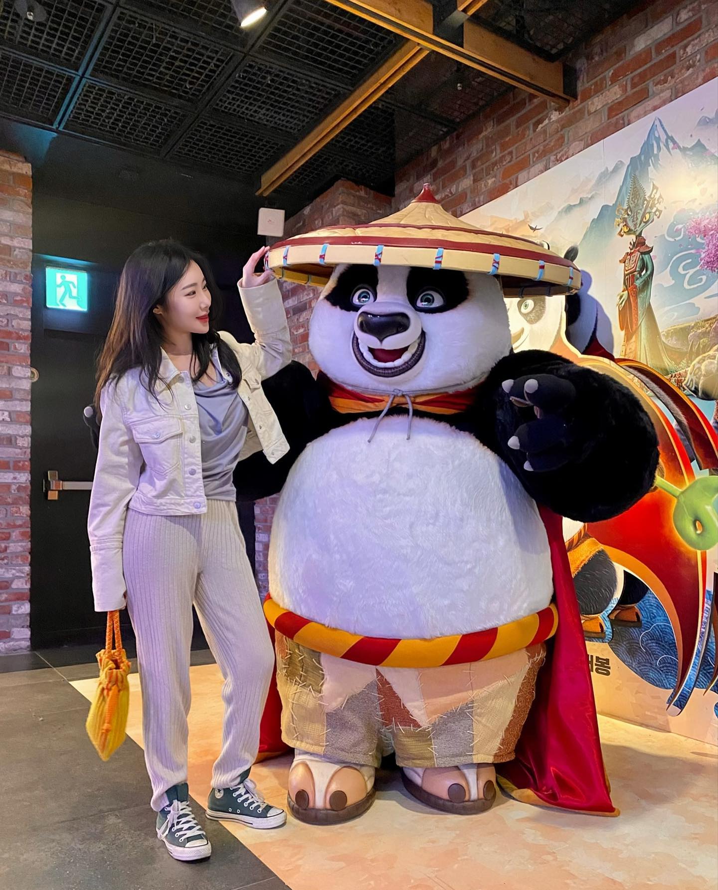 아 어제 #쿵푸팬더4 시사회가 있었는데요 🐼

dreamworks 

저는 애매한 실물 영화보다 애니메이션이 훨씬 더 좋은 1인!
안 그래도 요즘 다른 영화 다 제치고 예매율 1위라던데〰️

암튼 용산에서 저녁 먹다가 영화 시간 늦을 뻔했지많ㅎㅎㅎ
거의 달려가서 사진도 3초만에 다 찍고
야 오케이 됐다 가자 시사회 입장 ㅅㅔ잎 키키

쿵푸팬더 특유의 유머 느낌 다 아시다시피!
포 혼자 inner peace를 되뇌이고 있었는데
dinner please 라임으로 바뀌고ㅋㅋ 바로 먹을 거 생각하는 포
자막 번역으로는 내면 -> 냉면 이런 식의 의역이었던 기억인데
의역하시는 분들 아이디어도 귀엽고ㅋㅋ
암튼 이런 말장난 웃음 포인트가 곳곳에 있어서 피식피식

여우(=동족)도 나와서 반갑고😝
간만에 무해한 영화 관람이라 정화된 기분으로 하루 마무리!

*쿵푸팬더4는 4월 10일 개봉합니다.

✔️데일리룩 코디 정보
데님자켓 #자라 zara
니트팬츠 #스테이피플 staypeople 
니트백 #블롭 verloopknits 
슈즈 #컨버스 converse_kr 

#쿵푸팬더4 #드림웍스 #잭블랙 #아콰피나 
#4월10일대개봉 #영화추천 #팬더 #시사회 #영화시사회 #초대
#봄데일리룩 #데님자켓 #데이트룩 #데이트코디 #주말룩 
#cgv #용산아이파크몰cgv #용산cgv #용산아이파크몰