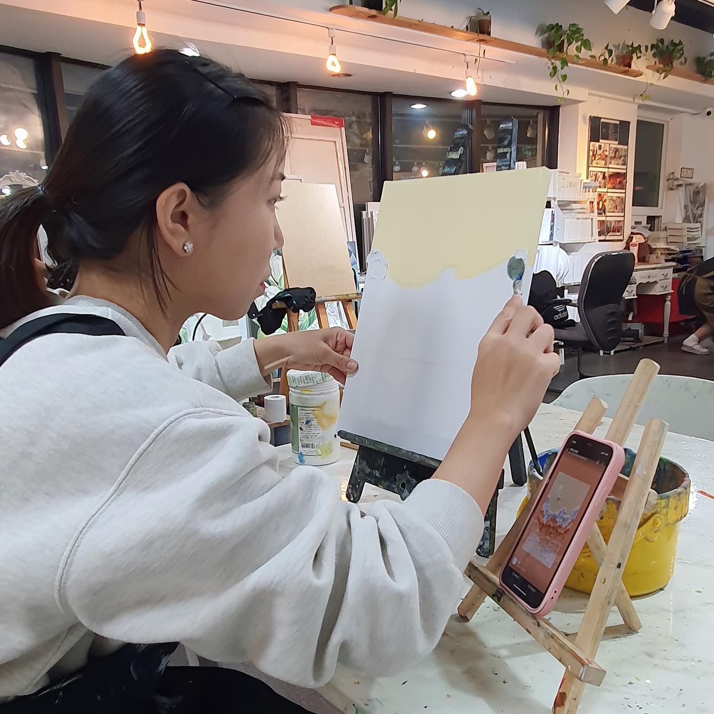 집중집중 초집중
손대면 손댈수록 이상해지는 건 기분 탓이겠지...?

#나이프페인팅
#마띠에르기법
#성인취미
#아트아뜰리에
#성인미술
#취미미술
#아트아뜰리에홍대
#홍대미술학원