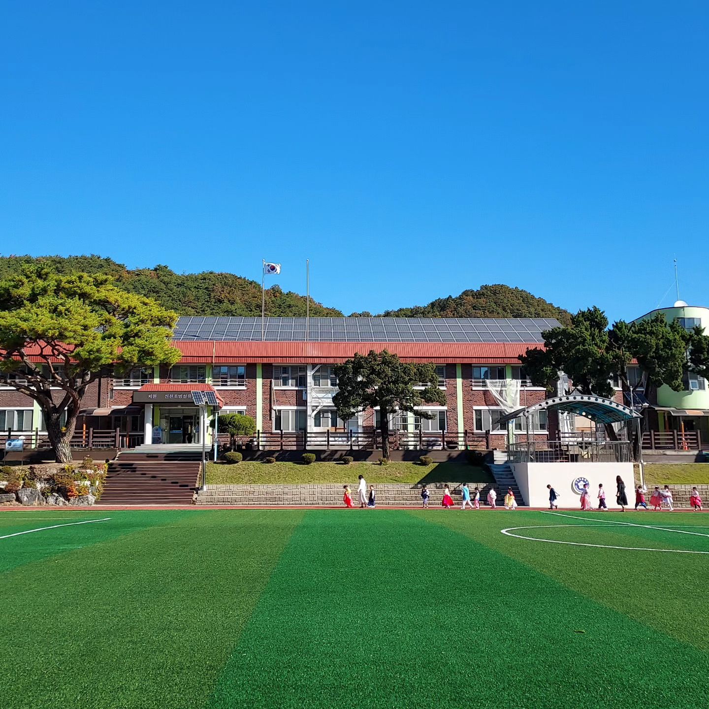 #광고 
영월 신천초등학교 작은 학교 희망 만들기 사업에 대해 안내해 드립니다.
영월군+영월교육청+신천초등학교+마을 등 
온 마을 공동 교육공동체가 참여하는 
공동 교육 협력 사업으로 학령인구 감소 및 
지역 인재 유출 방지를 위하여 작은 학교의 특성화된
교육 환경 개선으로 지역사회 문제 해결 및 
사교육 없는 공교육 활성화를 위한 사업~!! 
자연과 함께하고 다양한 방과후 활동과 특성화 교육으로 매력 넘치는 신천초등학교로 고고~~
신청 자격 충족 시 월 40만 원 주거비까지 지원이 된다니
 너무 반가운 소식인 거 같아요.
자세한 사항은 신천초등학교 홈페이지에서 만나보세요~~https://ywsc.gwe.es.kr/boardCnts/view.do?boardID=61774&boardSeq=8664996&lev=0&searchType=S&searchType2=&statusYN=W&page=1&s=ywsc&m=0402&rsvtListYN=N&opType=N 

.
.
 #영월신천초등학교 #작은학교 #작은학교희망만들기 #영월초 #시골학교 #신천초등학교