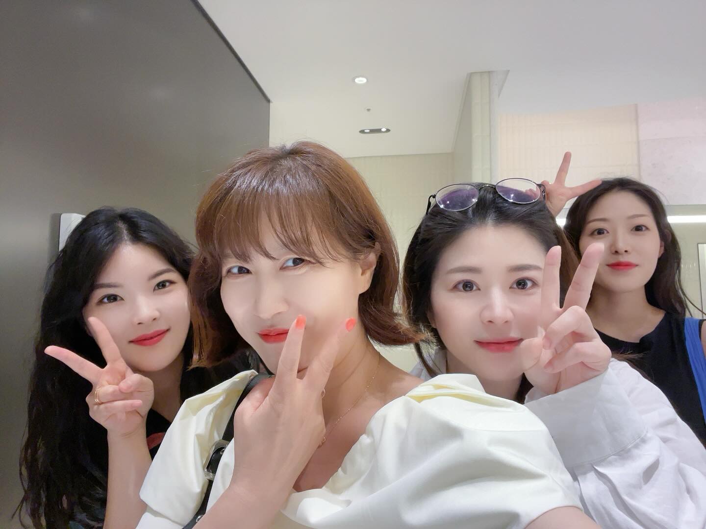 오랜만에 만남^^
늘 즐거워!!!
혜진쓰 결혼 튜카해에에에~
하연쓰 순산하자아아아~
송화쓰 햄보카자 ㅋㅋㅋ

#금요일 #금요일에만나요 #즐거운만남 #햄보케