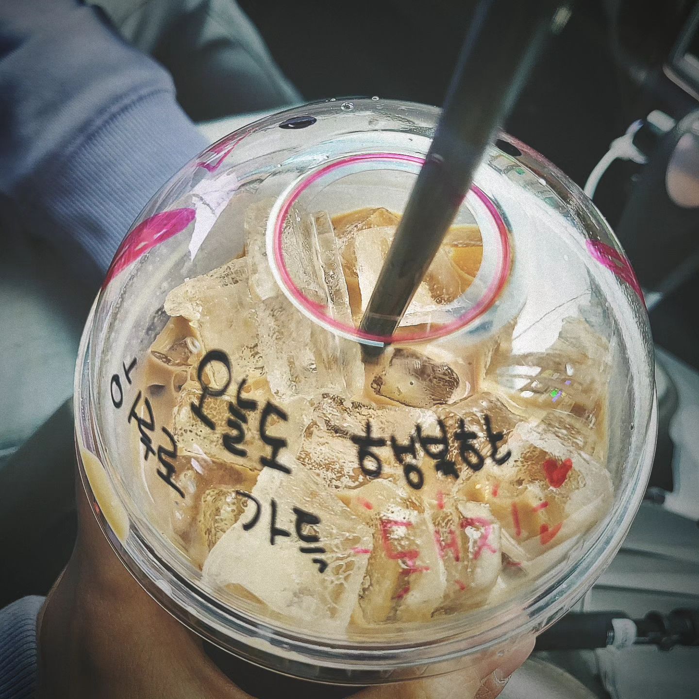 정신없던 3월 끝 🖤

준비하던 시험도, 회사 평가도 끝나서 
이제야 마음이 홀가분해요 〰️🍀

저는 항상 무언가 하지않으면 병나는 사주라는데
왠지 가만히 흘러가는 시간이 지속되면 허전해져요
이제 2분기는 또 무엇을 해볼지 고민해야겠어요 🫠

따뜻한 사람들 덕분에
체력은 떨어져도 힘났던 3월 !

봄이 왔으니
내일은 피크닉하러 떠납니다 🌸
여러분 짧은 봄 만끽하며 행복하게 보내세요🙏