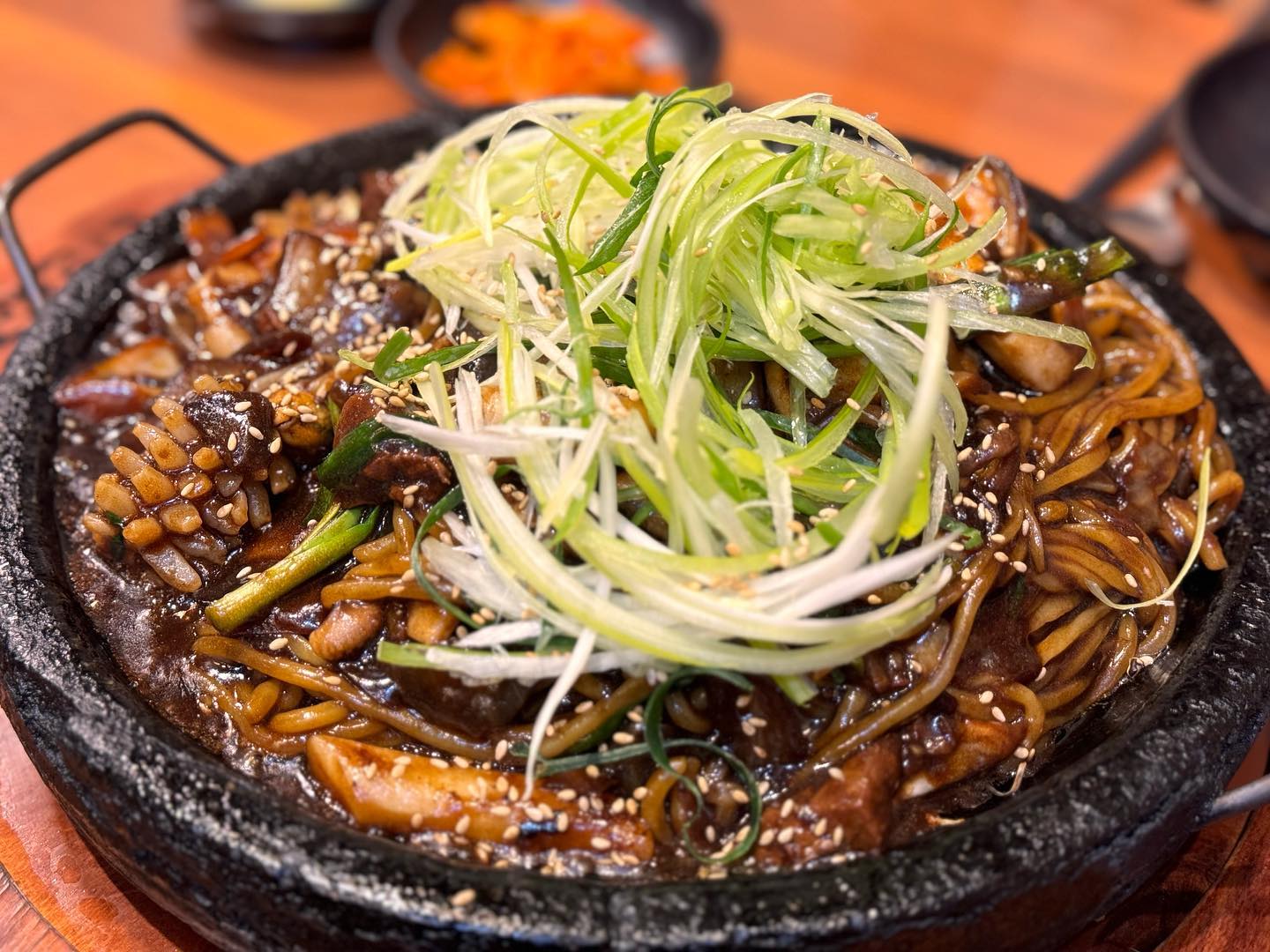 #협찬 파주돌짜장
파주 운정맛집 이영자맛집으로도 유명한 파주돌짜장이예요~
뜨거운돌판위에 자장면이 올라가있어서 먹는 내내 따뜻하게 먹을수 있어 너무 좋아요👍 
그리고 해산물이 진짜 크고 많이 들어가 있어서 맛이 엄청 풍부해요 !! 파주운정가신다면 꼭 드셔보세요😁

#파주돌짜장
위치 : 경기 파주시 운정로 129
영업시간 : 11:00-19:50
(브레이크타임 14:30-16:30) 
주차가능

자세한 내용은 블로그를 확인해주세요 ❤️

#운정맛집#파주맛집#돌짜장#파주중식당#파주운정맛집