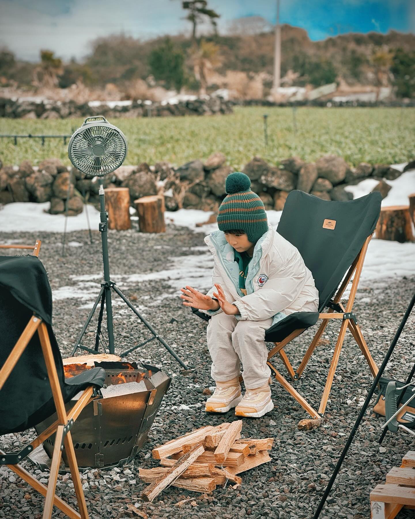 🏕️제주 서귀포 이색 캠핑장 

📌지구인빌리지 earthianvillage_official 

제주에서 한번은 캠핑을 해보고 싶다 생각했었는데
이렇게 또 버킷리스트를 하나 이루게 되네요 ✔️

몸만 가면 모든 캠핑장비를 다 빌려서 즐길 수 있는
지구인 빌리지 캠핑장 아니 글램핑장

캠핑 감성은 그대로 느끼면서 프리미엄 캠핑장비도 직접 체험해 볼 수 있어서 좋았던 곳 ❤️

📌캠핑장비로 유명한 디월트, 브룩클린웍스, 타키베이타화로대, 마운틴수미 인아웃 코리아 등 궁금했던 프리미엄 캠핑장비를 직접 사용 해보고 만날 수 있어요

✅ 공간대여 이용기준
🔸1일권 : 숙박 + 불멍
  바베큐 세트 구성: 바베큐 400g+숯+야채세트+소시지+
 반합라면+햇반+마시멜로우+커피 2잔
🔸4시간 이용권 : 바베큐+ 불멍 + 당일캠핑
  바베큐 200g+숯+야채세트+소시지+반합라면 +햇반+마시멜로우
🔸오토캠핑존 : 공간대여
🔸바베큐세트는 네이버 주문 예약이 가능합니다

✅이용안내
🔸숙박: 입실 14시 ~ 퇴실 11시
🔸당일패키지 : 런치타임 12시~16시, 디너타임 17시~ 21시

✅추가사항
🔸반려동물 입실가능( 마리당 만원)
🔸팬히터+서큘레이터 + 등유난로 제공
🔸개별샤워실 A,B동
🔸간이화장실 B동
🔸침구류 2인 기본세팅(침대, 커버, 침낭, 담요, 전기장판)
🔸가스버너, 각종식기류, 주방도구 완비
🔸기본 어매니티(수건, 칫솔, 치약 등)
🔸캠핑테이블, 화로대, 캠핑체어, 랜턴, 해먹, 무선스피커, 워터정크

✅객실정보
🔸마운틴뷰 A동
🔸오션뷰 B동
🔸플레이그라운드 C동 (4시간 대여존)

저녁일몰이 아름답고 한겨울에 가도 춥지 않은 캠핑대여존이었어요 무엇보다 오션뷰 바다에는 돌고래출몰 지역이라 돌고래를만나는 행운까지 누려볼 수 있는 곳

저처럼 제주 캠핑 버킷리스트에 있는 분이라면 꼭 지구인빌리지에서 4시간대여존이라도 느껴보세요

👉🏻흑돼지 고기가 무척 맛있습니다 인생 흑돼지라서 사장님께 고기 구입처 여쭙고 싶어요
☑️ 가오픈 기간이라 지금 40% 할인으로 즐기실 수 있어요

#제주캠핑 #제주캠핑장 #제주글램핑 #제주여행 #캠핑 #캠핑장 #겨울캠핑 #아이와캠핑 #제주가볼만한곳 #제주핫플 #제주이색체험 #제주이색숙소 #제주이색데이트 #제주맛집 #제주흑돼지맛집