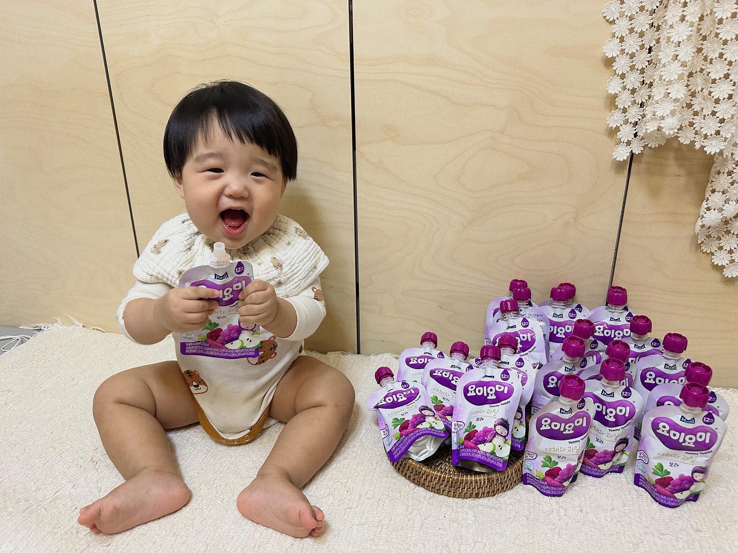 #제품협찬#광고 

지호 최애간식 맘마밀 요미요미 야채와 과일 보라💟🍇🫐
8가지 이상의 야채와 과일로 영양을 듬뿍 채운 건강 간식이에요 
향료,색소가 첨가되어 있지 않아 아이들에게 먹이기도 
안심이고 몽글몽글한 젤리타입이라 아이들도 더욱 맛있게 
먹을 수 있답니다.

지호는 진작부터 요미요미 야채와 과일 빨강 먹고있었는데
보라색도 지호가 완전 좋아해요 맛있게 쬽쬽 잘먹어요♥️
돌 이후 아기 간식 찾으시는분들께 추천드려요!

#요미요미야채와과일#요미요미#야채와과일#아이간식
#아기간식#아기간식추천#돌아기간식