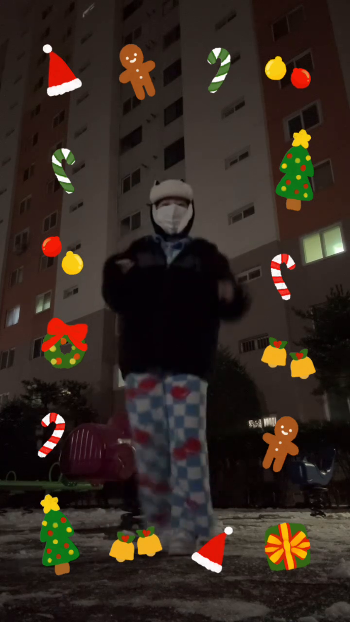 Merry christmas🎄
#첫눈 #첫눈챌린지 #화이트크리스마스 
아무도없을때 언넝찍었음!!!
.
.
#merrychristmas🎄 
#reels #reelschallenge #dancechallenge #reelsdance