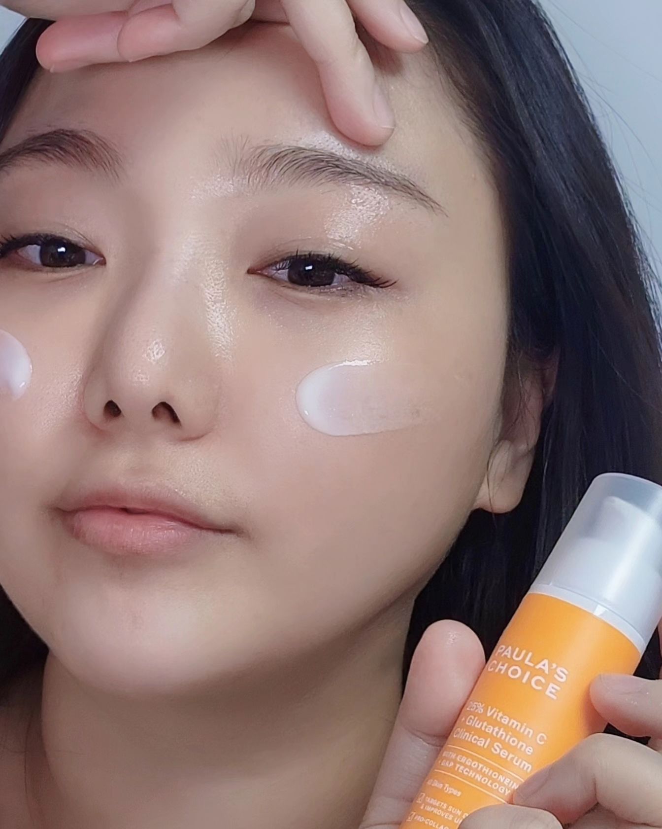 #광고 paulaschoice_kr
⠀
첫 사용부터 '이건 정말 다르다'는 걸 느꼈어요.
이건 폴라초이스가 자랑하는 25% 비타민C와 글루타치온의 완벽한 조화로 만들어진 세럼이거든요. ✨
⠀
120시간 지속되는 항산화 효과가 있다니, 말 그대로 이 세럼 하나로 주간 내내 건강한 피부를 유지할 수 있어요. 인체적용시험에서 94%가 피부 톤 개선을 경험했다는 점, 정말 놀랍지 않나요? 😊👍
⠀
25% 고농도의 비타민C인데도 불구하고 피부 자극이 전혀 없어요. 민감한 피부를 가진 저로서는 정말 큰 메리트죠! 🌿🐰
⠀
사용감도 말할 것도 없이 최고예요. 실키한 로션 텍스처가 피부에 부드럽게 스며들면서, 끈적임 없이 가볍게 마무리돼요. 매일 아침, 저녁으로 사용하기에 딱 좋아요! 🌞🌜
⠀
여러분도 강력한 항산화 케어로 피부 노화를 예방하고, 더 건강하고 밝은 피부를 원한다면, 폴라초이스 25% 비타민C + 글루타치온 항산화 세럼을 꼭 한번 사용해보세요. 💖
⠀
⠀
#폴라초이스 #폴라메이트 #폴라초이스서포터즈 #PCGLOW #비타민C #글루타치온 #항산화세럼 #항산화시너지세럼
⠀