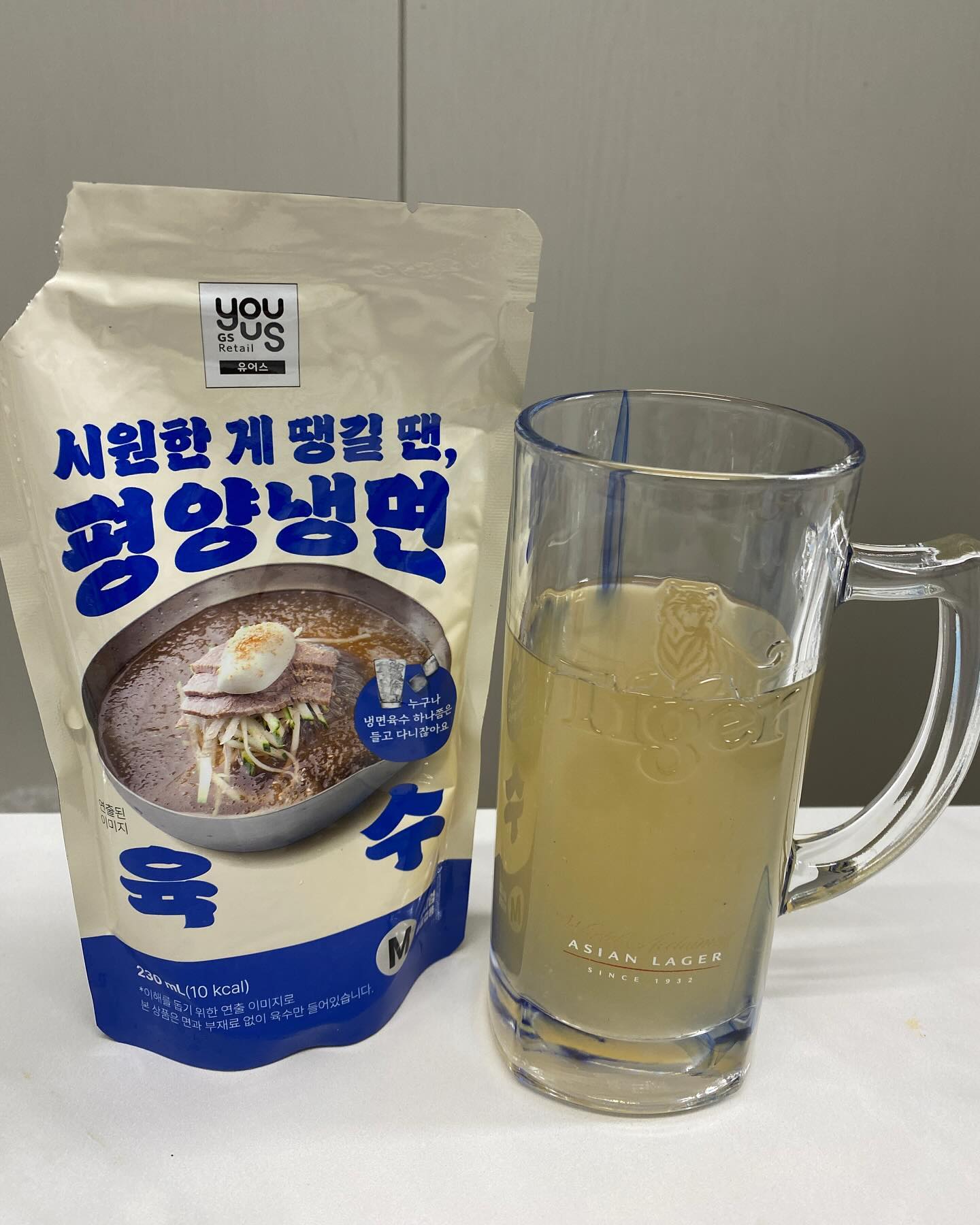 -
요게 핫하대서(?) 사마셔봄 ㅋㅋㅋㅋㅋㅋㅋ
나름 #평양냉면 육수맛을 잘 살린듯 하다 ㅋㅋㅋ
급 #을밀대 땡기네 😋 

#gs25 #gs25신상 #gs25편의점 #평양냉면육수