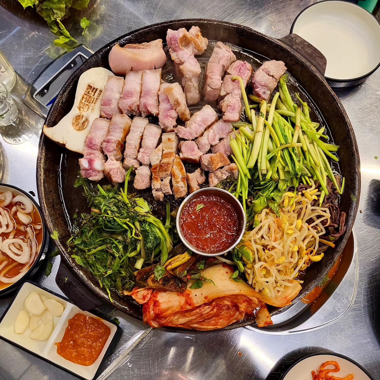 #협찬

우울할땐 고기 앞으로🍖 

미박삼겹살이랑 특목살 반반에 미나리 추가🌿
배추김치 콩나물 고사리 버섯
전부 솥뚜껑 위에 올려 야무지게 구워준 다음
멜젓 소스 푸욱 담가주었다가 소주 한 잔🥃

고기 뿌시고 난 다음
차돌박이랑 치즈 추가한 수제볶음밥으로 마무리🧀 

그럼 오늘도 맛있게 잘 먹었습니다❤️ 

#숙성국내산한돈 #솥뚜껑삼겹살 #미나리삼겹살 #고잔동맛집 #고잔동삼겹살 #중앙동삼겹살 #직접담근김치 #리뷰노트