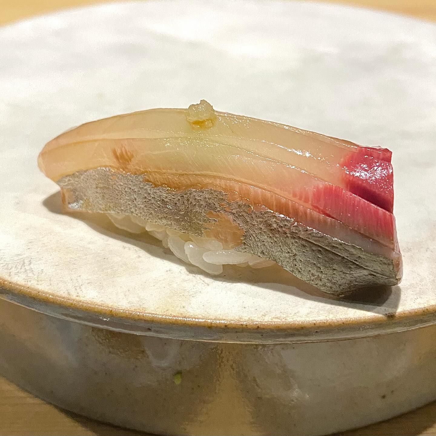 술한잔 곁들이기 좋은 스시이루카❣️

이집은 부산스세권? 마린시티에 위치하는 곳으로
지난달에 디너로 간만에 방문했다

추워도 시원한 하이볼로 목을 축이고
고등어, 시마아지, 전갱이 등 제철 네타들이 나오고
이날은 북해도우니도 나와서 좋았고
술마시느라 몇점은 사진을 놓침ㅎ

혼밥의 묘미?로 옆자리분이 말을 거시기도 해서
나는 원래 극내향인이지만 가끔 추억도 생기곤 하는데
이날도 옆자리분이 와인을 나눠주셔서 나도 점점 E가 되어서
맛있는 와인들도 마시고 갑분 밥을 사주셔서 내가 또 2차를 사고,,,
암튼 좋은 인연이 닿음!

꽤 오래전부터 종종 갔었는데 점점 좋아지는 느낌이고
가격대비도 좋아서 찾게 되는 곳
.
.
.
🍽 스시 이루카 (스시 오마카세)
해운대 마린시티 아이파크 내 위치

디너 120000
.
.
.
.
.
#부산 
#여행
#부산여행
#부산맛집
#해운대맛집
#스시이루카