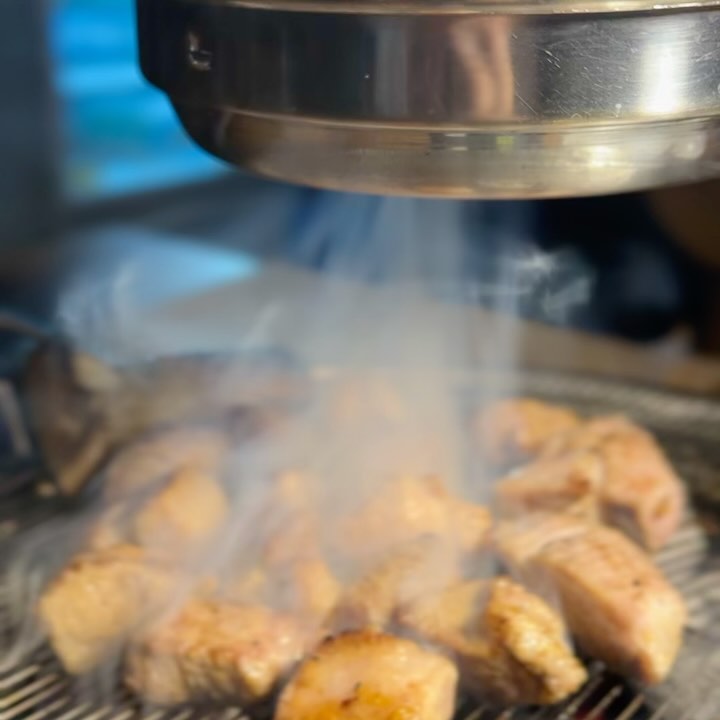 #모옥살
상남동에 삼겹살맛집은 많잖아요?
목살맛집은 여기뿐입니다!!

목살 퍽퍽해서 안좋아하는데
여기는 촉촉하고 육즙이 팡팡! 터져서
심봉사 눈뜬 기분으로 맛있게 먹었어요 👍
목살이 이렇게 맛있는 부위였구나 느낄 수 있답니다

왜 웨이팅맛집인지 알거 같더라구요
특히나 참깨소스랑 빵가루 조합은 최고 🫶🏻

삼겹살과 목살 두가지 메인 매뉴가 있고
토장찌개랑 비빔면, 토마토비빔면 사이드 매뉴가 있는데
사이드까지 완벽하게 맛있어서
그릇 설거지 하고 왔어요 🥰

가격도 착하고 직접 고기를 구워주셔서
다음에 또 갈 예정이에요
식사 마무리 후에는 서비스로 아이스크림도 주셔요❤️

한 번 다녀온 후로
주변에 스스로 알려주게 되는 찐맛집입니다 

📍경남 창원시 성산구 상남로75 1층 113호 모옥살
⏰ 17시 - 24시 (라스트오더 : 23시)
✔️ 매달 1,3번째 일요일 정기 휴무

#협찬#상남동고기집#상남동삼겹살#상남동맛집#상남동목살#창원고기집#창원삼겹살#창원맛집#창원목살