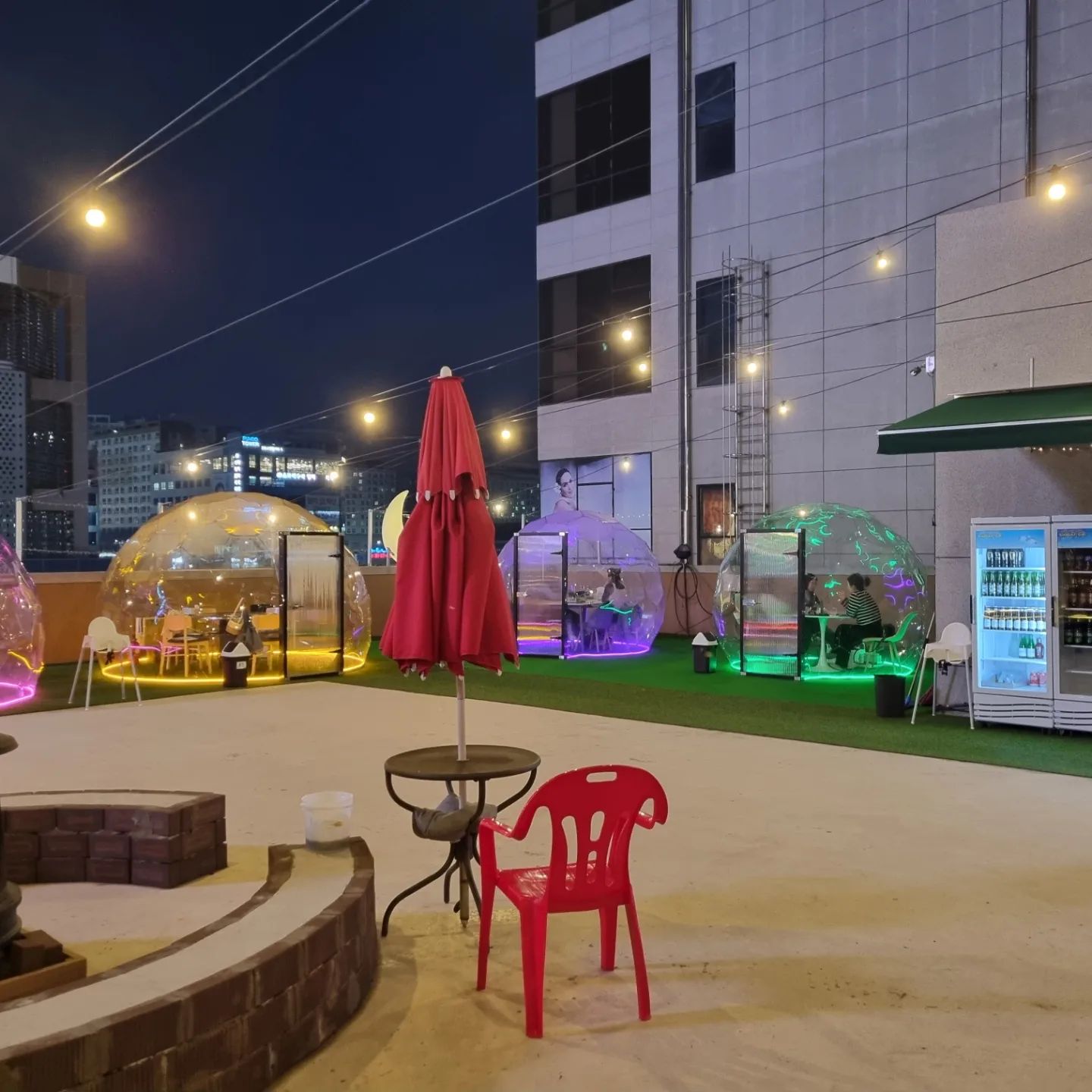 옥상달빛포차 드디어 가봤다
생각보다 넓고 분위기있다
재방문의사100%
단점은 화장실이 2층 스크린골프장에 잇는거랄까
그거빼곤 캠핑온것같구...반려견,유아 입장 가능이라 완전굿
인터폰으로 주문하구 술은 직접 셀프로 냉장고에서 가져오고
대형스크린잇어서 야구나 축구하는날 좋을것같다

한번 꼭가보셈들^^

#나주혁신도시#빛가람동#옥상달빛포차#옥상술집#투명돔 #돔형태#옥상분위기#술집추천#나주술집#빚가람동술집#골뱅이무침#계란말이