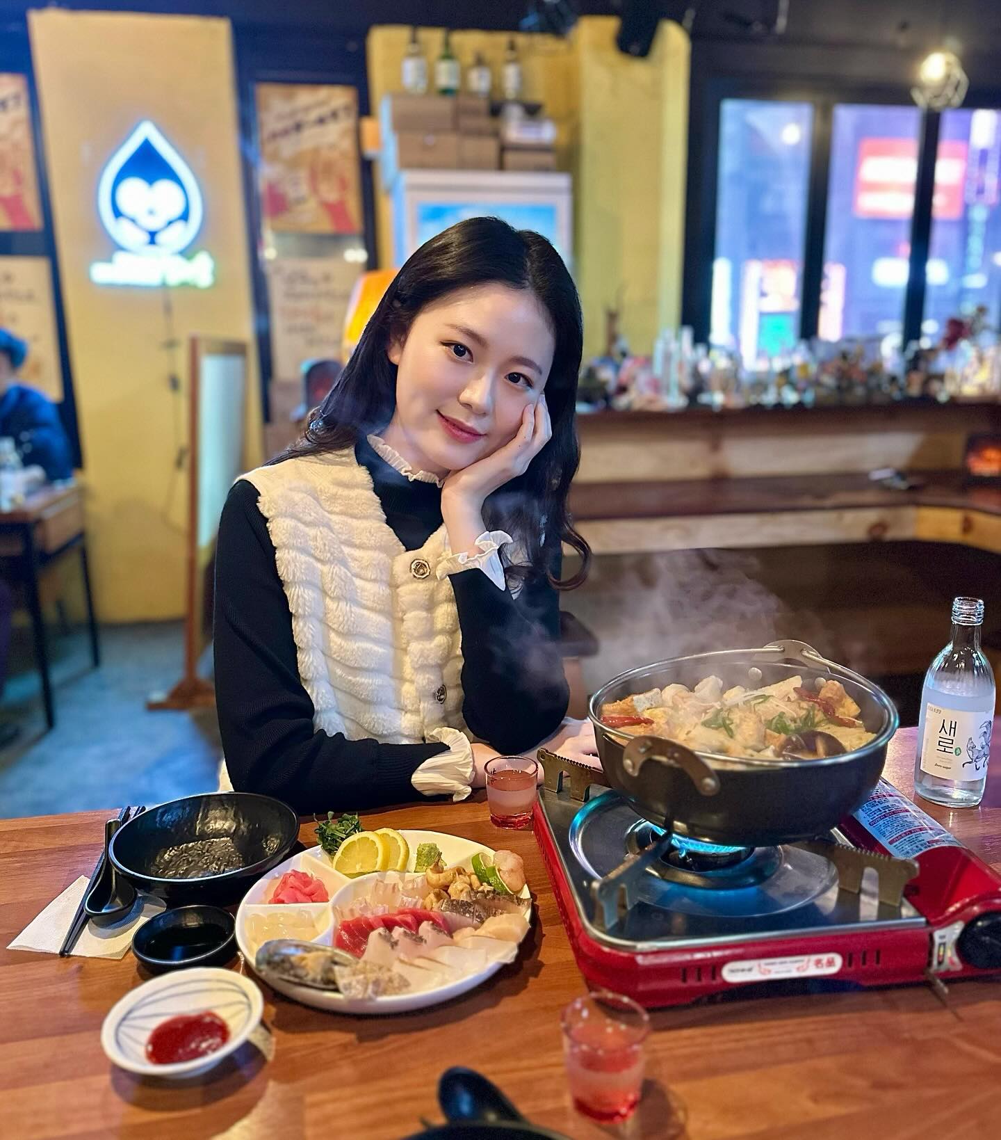#협찬 안주가 맛있는 범계 선술집 강콩den❤️
사장님이 직접 장을 보고 그날의 신선한 재료로 만든 오늘의 사시미가 있는 술집🍶🥢
오뎅탕에 오뎅이 종류별로 있어서 골라먹는 재미도 있었어용ㅎㅎ
촉촉하고 쫀득한 메로구이는 진짜 강추👍🏻👍🏻

모둠 사시미(35,000원)
오뎅탕(20,900원)
메로구이(25,000원)
시나몬오사쯔(9,000원)

이제 범계역 술집은 요기닷😆😆

#강콩den #강콩덴 #범계 #범계술집 #범계역술집 #범계역이자카야 #범계이자카야 #이자카야 #범계선술집 #범계맛집 #안양 #안양술집 #인덕원