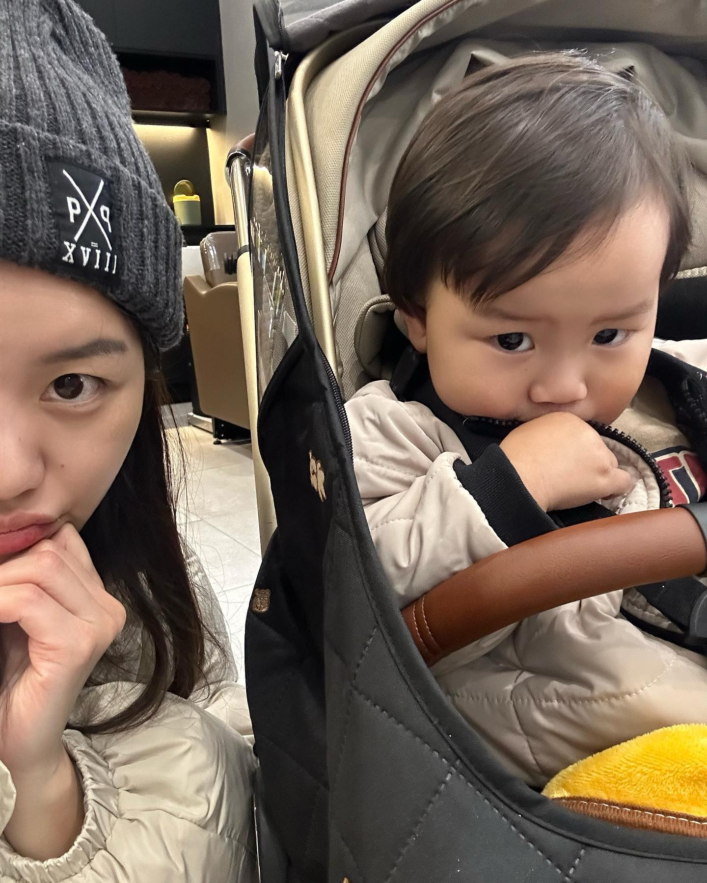 따라쟁이 주워니💙
오빠 미용실 같이 가서 우리 둘은 열심히 사진찍었다❣️
주원이랑 둘이 찍은 사진이 너무 없,,,더라ㅠㅜ
3월 어린이집 가기전 열심히 시간 보내봐야지🙃
집에서도 노트북으로 일하는 모습만 많이 보여준것 같아 미안해🥲ㅠㅜㅜ 

#육아기록#데일리#일상#팔로우#팔로워#맞팔#소통#임신#임산부#임산부스타그램#호랑이띠맘#임신소통#텐텐이#아들맘#출산맘#출산소통#육아#육아맘#육아소통#주워니#18개월