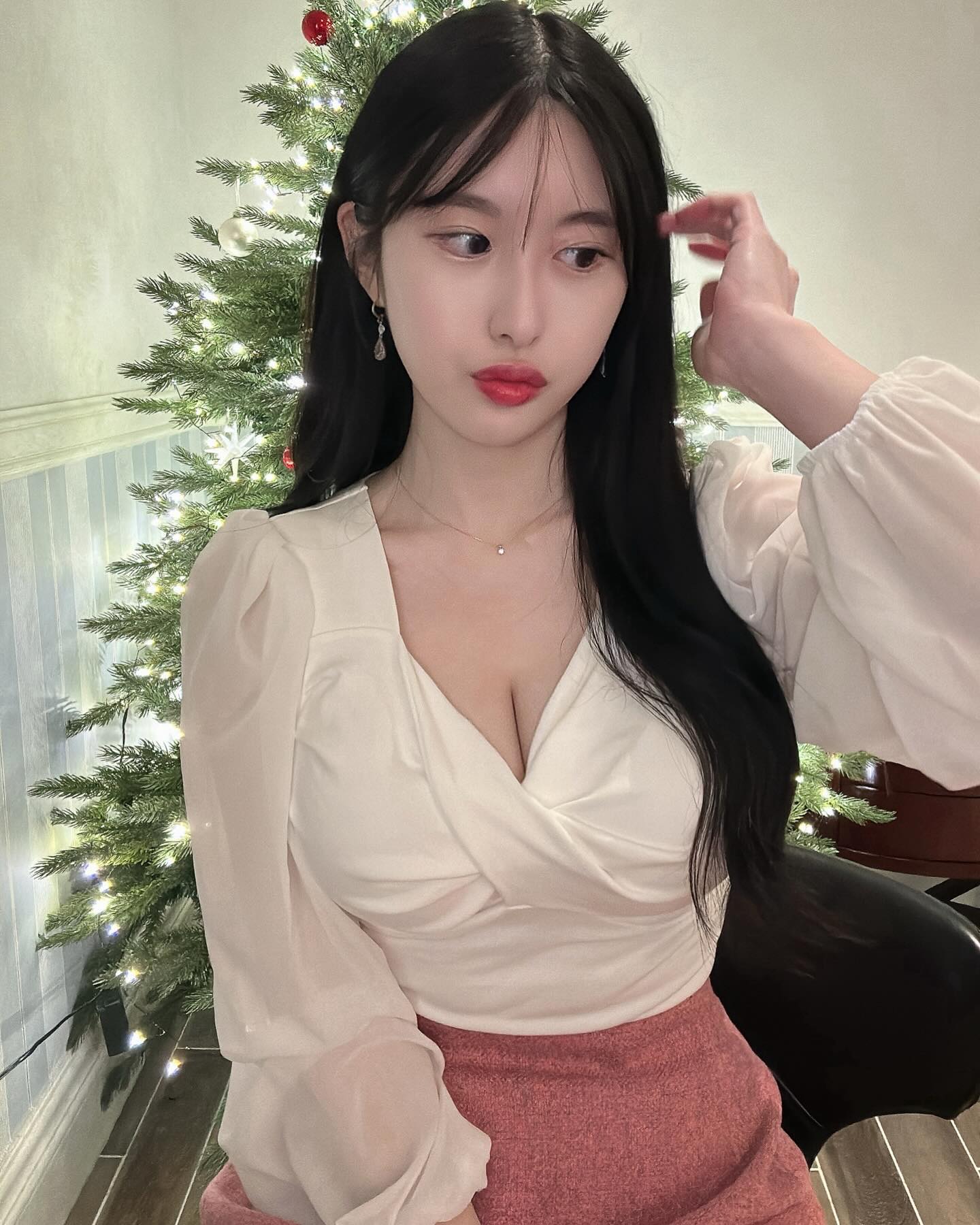모두 즐거운 크리스마스 이브 보내셨나요?💗
내일도 사랑하는 사람들과 행복한 크리스마스 보내세요🎄

색감 너무 예쁜 트위드 치마는 eune_kr
#eune
#wconcept