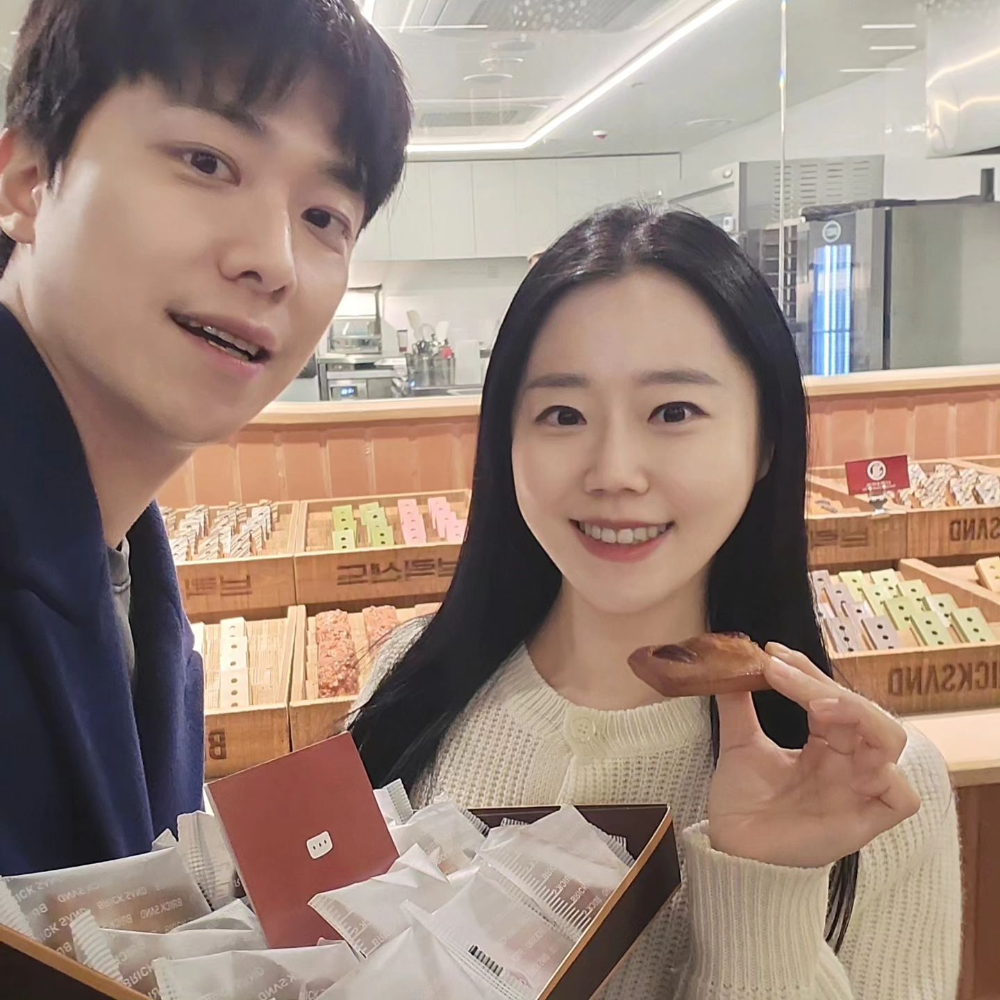 #협찬 휘낭시에맛집으로 유명한
브릭샌드가 인사동에 새로 오픈
했다는 소식을 듣고 남편이랑
당장 달려갔다 왔어요🥰
happybricksand

건물 내부와 외부가 연결되어
있었고 분위기 예쁘게 잘 꾸며
놓았더라구요ㅎㅎ

그래서 휘낭시에랑 음료 받아서
야외에서도 찰칵! 안에서도 찰칵!
사진도 잘나오더라구여🤣🫶
오랜만에 우리 부부 사진 많이
찍었네요ㅎㅎ

휘낭시에는 하나만 먹기
아쉬우니까 별도 3개 +
선물세트(12개)로 주문
했는데 사실 3개만 현장에서
먹고 선물세트는 고대로 집에
가져와 몇날며칠동안 먹을
거라는 예상과 다르게 너무
달기만한 디저트는 싫어하는
입맛 까다로운 남편 입맛에
딱 맞았는지, 그 자리서 거의
절반을 먹어치우더라구요

선물세트는 답례품,
외국인친구선물용,
회사선물로도 좋아보였구요!

인기메뉴 브릭샌드 호랑이 패키지,
호랑이브릭을 먹어보고 싶었는데
고거는 못먹었네요😂
어차피 한번 갈 거 아니니까 담에는
꼭 먹어봐야겠오용ㅎㅎ

음료도 깔끔해서 휘낭시에 맛을
헤치지않으면서도 풍미를
살려주니까 더 질리지 않고 계속
먹게 되더라구여
브릭하우스블렌드랑
시그니처브릭슈페너,
드립커피, 그리고 에이드까지!
음료 종류가 다양해서 담에는
다른 음료와의
궁합도 기대해보려구여🤭❤️

휘낭시에맛집답게 메뉴가
다양했는데
제가 거의 대부분 먹어본 결과,
피칸브릭 달콤브릭 다크브릭
카라멜브릭~ 요 아이들이
젤 맛있었네요🤤👍
물론 개인차 있습니다용!!ㅎㅎ

그리고 몇날며칠 지나서
먹어도 맛이 그대로 유지
되는게 신기했어요!!

매장 규모가 100평이 넘어서
굉장히 쾌적했고 인테리어가
깔끔해서 좋았어요!
인사동데이트 코스로
꼭 가보셔요💛💛
flexgirl_official 

#브릭샌드 #bricksand #브릭 #샌드 #휘낭시에 #휘낭시에맛집 #디저트 #디저트맛집 #서울핫플 #인사동카페 #안국카페 #종로카페 #인사동맛집 #종각맛집 #광화문카페 #인사동선물 #안녕인사동맛집 #안녕인사동카페 #seoulsouvenir #seoulcafe #seoulbakery #플렉스걸 #FLEXGIRL
