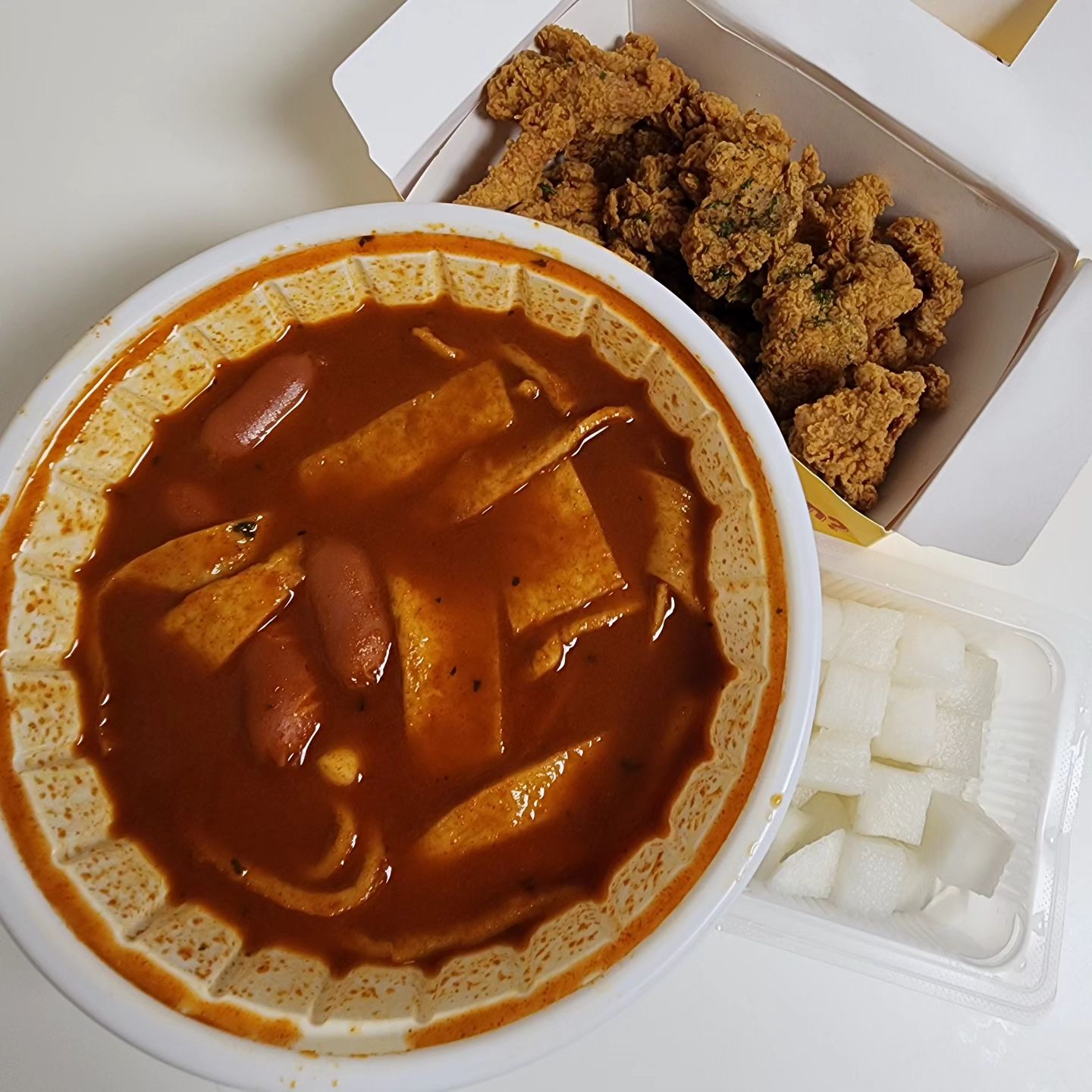 요즘 신상 맛집 당떡땡! 치떡 set 바로 먹어버리기 🍗

-

치킨은 순살인데 닭다리살 100% 라서 그런지 완전 야들야들!
난 완전 매운맛으로 했는데 딱 알맞게 매콤했음
(틈새라면보다 살짝 덜 매운 정도?)
치킨이랑 같이 먹으면 진짜 진짜 맛있음 진짜ㅠㅠ 🩷

주문 접수 되면 그 즉시 바로 만든다고 하시던데 어쩐지 뜨겁다 못해 화상 입을 뻔,,

나 위장 작고 입 짧은데 거의 다 먹은거면 말 다 한거임;

dangchiddaeng.official

#협찬 #당떡땡 #당신은지금떡볶이가땡긴다 #로제떡볶이 #신상떡볶이 #떡볶이추천 #치떡세트 #매운떡볶이 #치킨맛집 #순살치킨