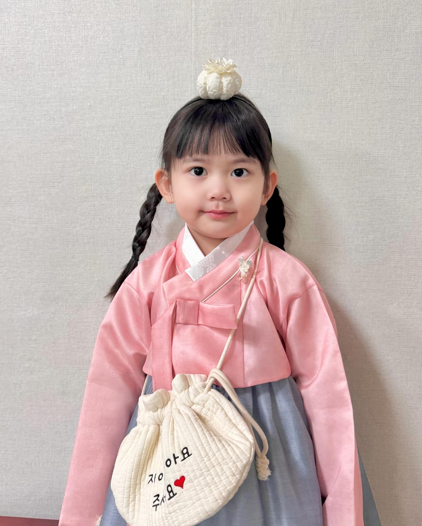 다들 즐거운 명절 보내셨나요?

지아네는 어제 새벽에 서울에 도착했어요😊

명절동안 북적북적 즐거웠지만
역시 집이 최고👍🏻

새뱃돈 두둑히 받아와서 신난 아이들과
설음식 싸와서 반찬걱정 당분간 없어 좋은 저😘

다들 연휴 마무리 잘하세요🧡

🔹머리띠 #아워어텀 our.autumn___ 
🔹한복 #어진아이 oujin_i 
🔹복주머니 #만들크라 mandle_cra 

#키즈모델 #키즈인플루언서#어진아이 #만들크라