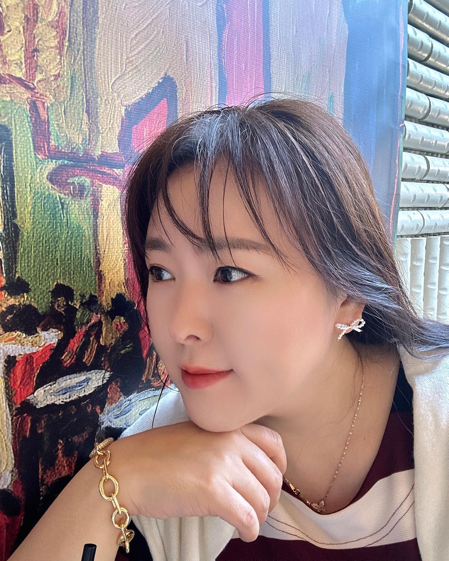 #선물감사합니다🎁 
한번도 도전 해보지 않았던 귀걸이 디자인
캐주얼하면서도 러블리한 소녀감성의 리본 진주 귀걸이를 
보는 순간 심쿵!!

셔츠나 블라우스, 데님룩
겨울 연말 모임룩~
어디에도 다 잘 어울리면서
포인트로 착용하기 너무 사랑스러운 아이템

viati_jewelry

#비아티주얼리 #리본진주귀걸이 #진주귀걸이 #주얼리 #소녀감성폭발 #리본귀걸이 
#침귀걸이 #오늘은뭘입지 #earrings #earring #earringstagram🔝