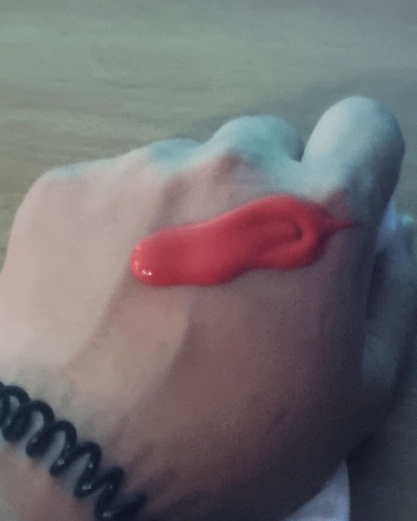 첫날...
애들과제 편집한다고 두시간자고
일터로 뛰쳐나갔던날...
긴장한 나머지 핸드크림을
바른다고 주욱 짠게...
립밤이였네ㅜㅜ
이거 아무생각없이 손에 발랐음...
어후...ㅜㅜ
생각도 하기싫음

#일상
#립밤은입술에양보하자
#엄한손에다가색칠놀이하지말고
#긴장했나봄
#힘내자
#아자자
#손에는핸드크림