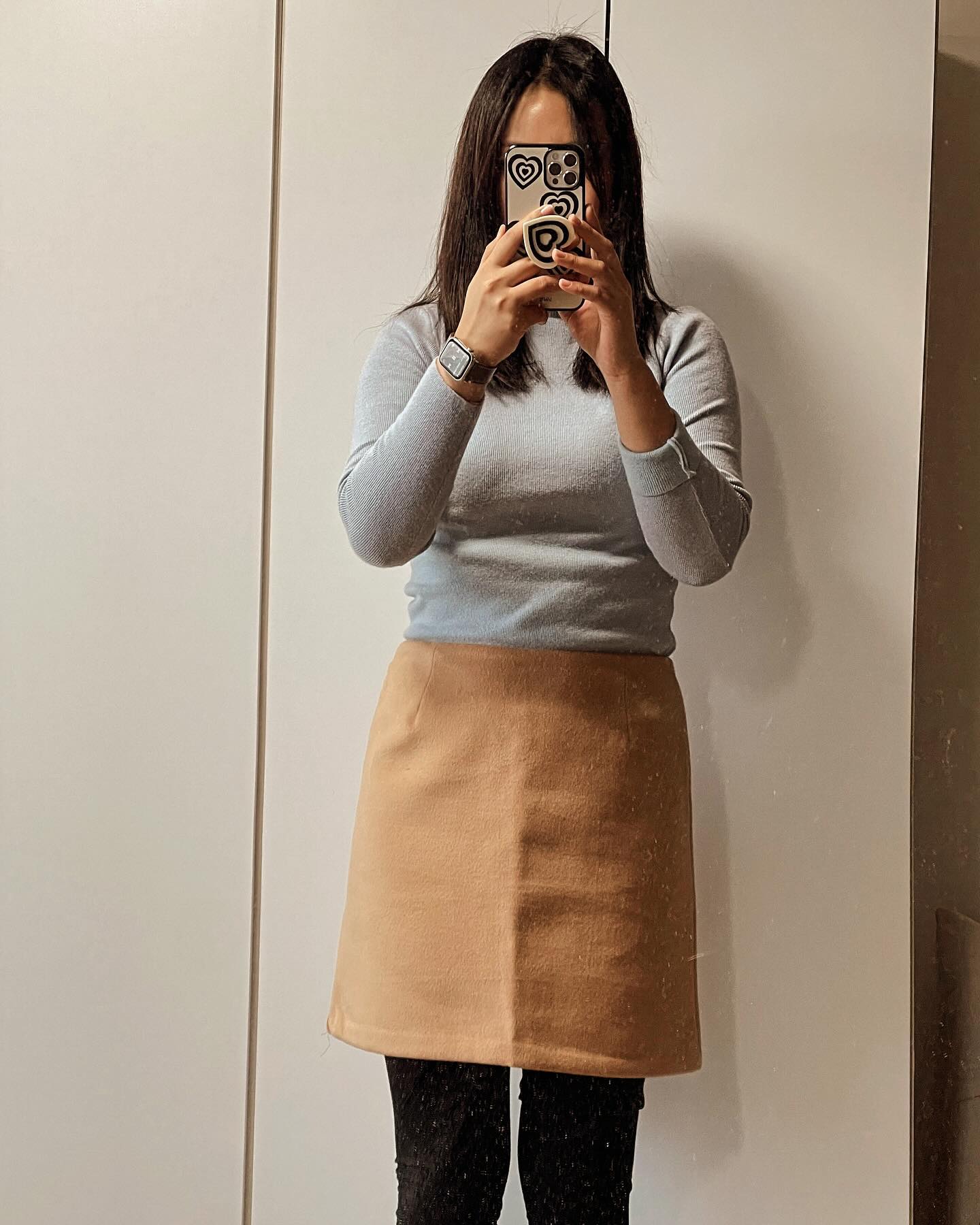이번 주말은 어젠 푹 쉬구
오늘은 하루종일 일하다가 
저녁에 잠깐 데이트하고 왔어요

데이트룩으로 오랜만에 
울스커트를 입어봤답니다:)

인친님들은 어떤 주말 보내셨나요?😘