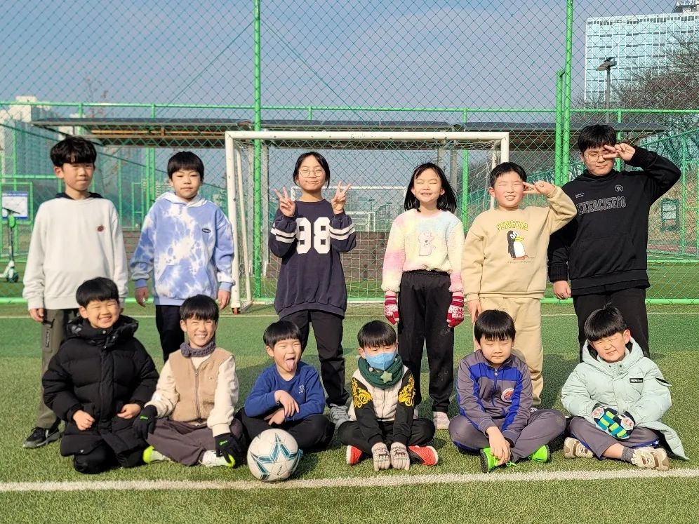 #태권도특강야외활동 #풋살장에서⚽️ #최고👍 

이번 겨울방학도 역시...
우리 준쓰는 태권도 특강과 함께😍
덕분에 저는 아침마다 열심히 운동 다니고 있습니다😆

추운 날씨에도 
겉옷 집어던지고 뛰고 있는 아이들.
너무 멋지다❤️