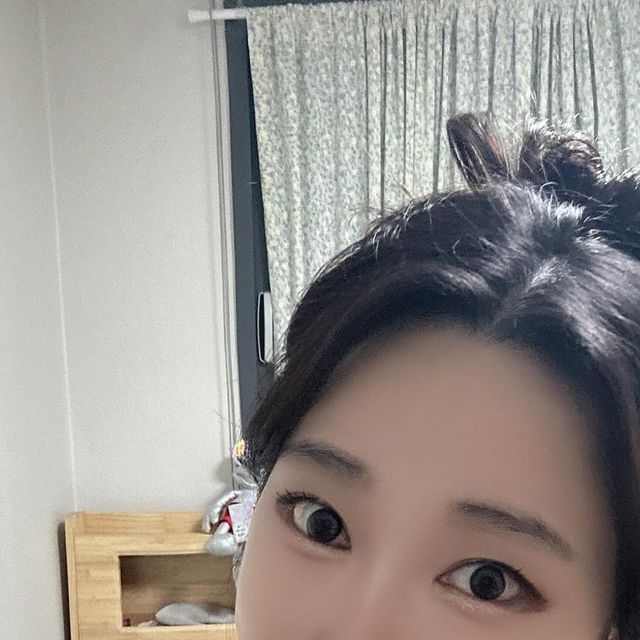  혜삐❤️ on Instagram: "#광고
-

관리 안해주면 주기적으로 올라오는
기미를 집에서 관리할 수 있는 방법!
메디큐브 딥 비타C 캡슐 크림 으로 할수 있어요:)

크림 안에 귀여운 캡슐들 보이시죠?

비타민 캡슐 한알!
캡슐을 터뜨리는 순간 
미백, 광채,수분케어가 동시에 가능한 크림인데
기미잡티 토닝케어에 효과적인 비타민 집약 캡슐과 
수분광채 부스팅 젤크림의 만남으로 
기미토닝 시너지 업 효과를 내준다니 안쓸 수 있나요?

멀티 캡슐 기미크림으로,
기미,미백, 수분까지 다 잡아 보아요!
-

#메디큐브#medicube#딥비타C캡슐크림#메디큐브캡슐기미크림#메디큐브기미크림#비타민캡슐크림#캡슐기미크림#캡슐미백크림#기미크림#미백크림#캡슐크림#비타민크림#기미관리#기미제거#기미없애는법#기미화장품#미백관리#기미화장품추천#피부미백#톤업관리#기미토닝"