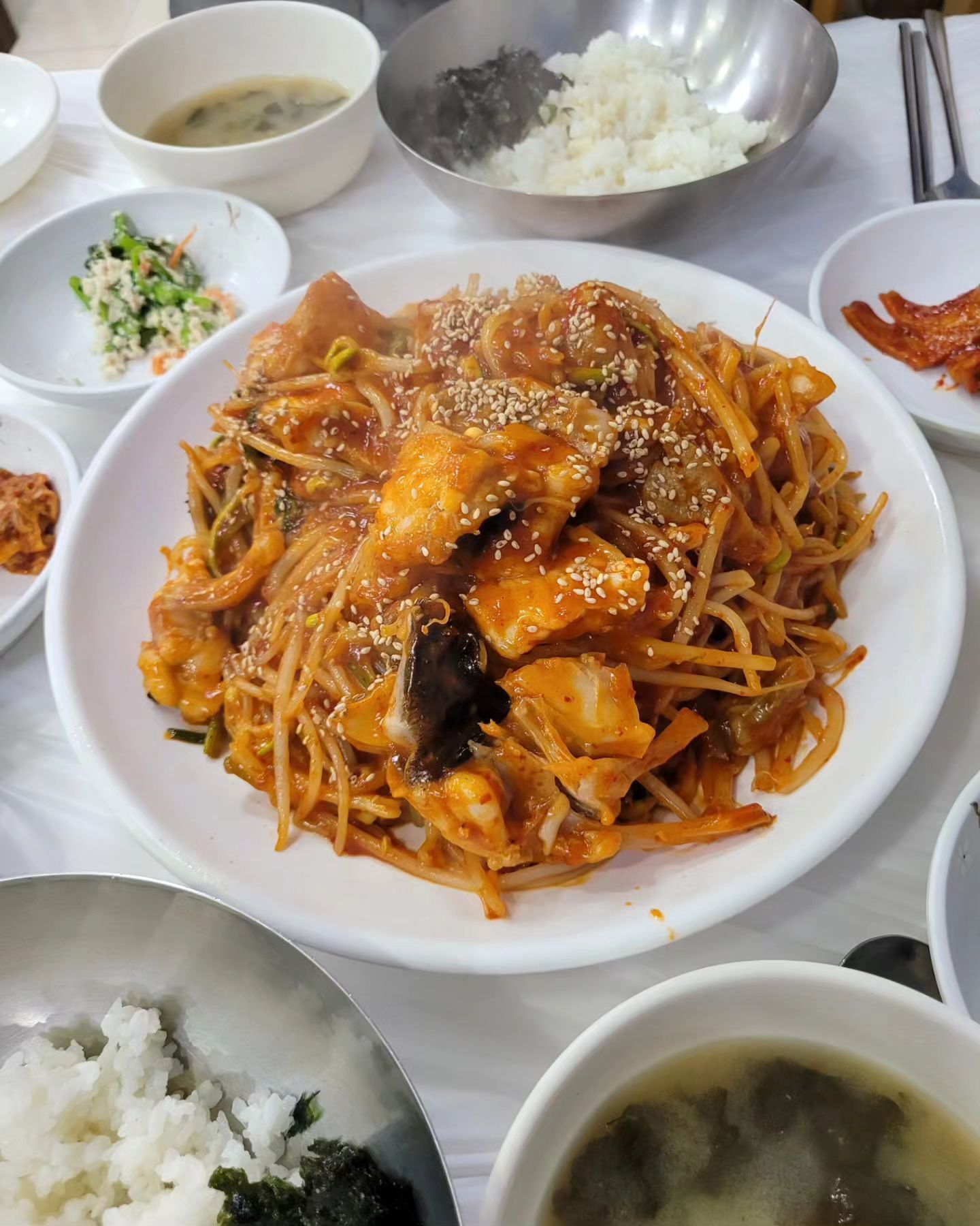 #협찬 #여수광장미가 #여수밥집 #여수아구찜 #대창찜 #맛집탐방 #장어탕 #아구찜 

오늘은 대한[大寒]❄️입니다 

오늘은 24절기의 마지막인 대한으로, 설을 앞둔 마지막
절기입니다. 

‘큰 추위’❄️라는 절기상의 이름으로만 보면 소한에서
점점 추워져 대한에서 최고조에 달해야 하지만 이름과 달리
포근한 경우가 많습니다. 

아직은 춥지만 따뜻한 봄을 기다리며….
항상 여러분의 가정에
행복이 가득하시길 기원합니다.
사랑합니다!!! 🩷

#제니쌤 은 
여수밥집 아구찜 맛집 여수 [광장미가]와서 
아구찜 먹어봤어요. 

아구살이랑 대창을 섞어서 주시고 매콤한 양념에 아삭아삭 콩나물 김가루 참기름 둘러 쓱싹 밥비벼 먹으니 없던 입맛도 살아나요~! 🥢

같이 주신 시래기 된장국,구수하고 쑥갓 나물도 향긋하고 진짜 푸짐~!! 

직원분들도 친절하셔서 여수 대표맛집 인정요~ 🫖

장어탕도 맛있어 보여서 포장까지해서 왔어요. 🥄 

📍전남 여수시 중앙동 795
여수 [광장미가] 

오늘도 맛있게 잘먹었습니다 ㅎㅎ 👌
.
.
🌵겨울 나무의 기도♡ 

어찌할 수 없는
칼바람이라면 

온몸으로
기꺼이 맞게 하소서. 

겉보기에는
내게 있는 것 

쓸쓸한 빈 가지의
맨몸밖에 없을지라도. 

내 안에는
굳센 생명이 있어 

한순간도 쉼 없이
새봄을 만들고 있으니. 

오늘 밤 찬바람의 채찍이
매서우면 매서울수록 

겨울 너머 따스한 봄을
더욱 간절히 꿈꾸게 하소서.
.
.
#여수현지인맛집추천 
#여수데이트 
#여수여행코스
#여수맛집 
#여수맛집추천 
#여수맛집탐방 
#여수맛집투어 
#yummy  #jmt
#먹부림 #여수핫플
#먹는데진심인편 
#아귀찜 #seafood 
#foodstagram