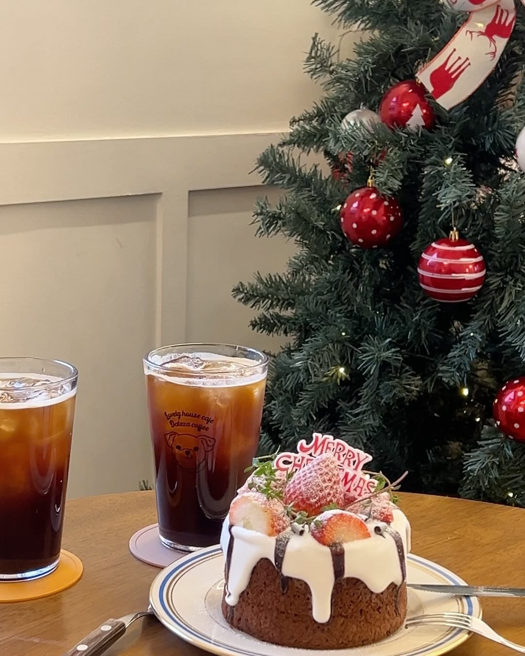 스튜디오 같았던 예쁜 카페 발견❤️🎄

커피, 디저트 가격도 나쁘지 않고, 맛도 있고~~
사진찍기 좋은 장소 땅땅📍

#천안카페 #천안역카페 #달자카페
