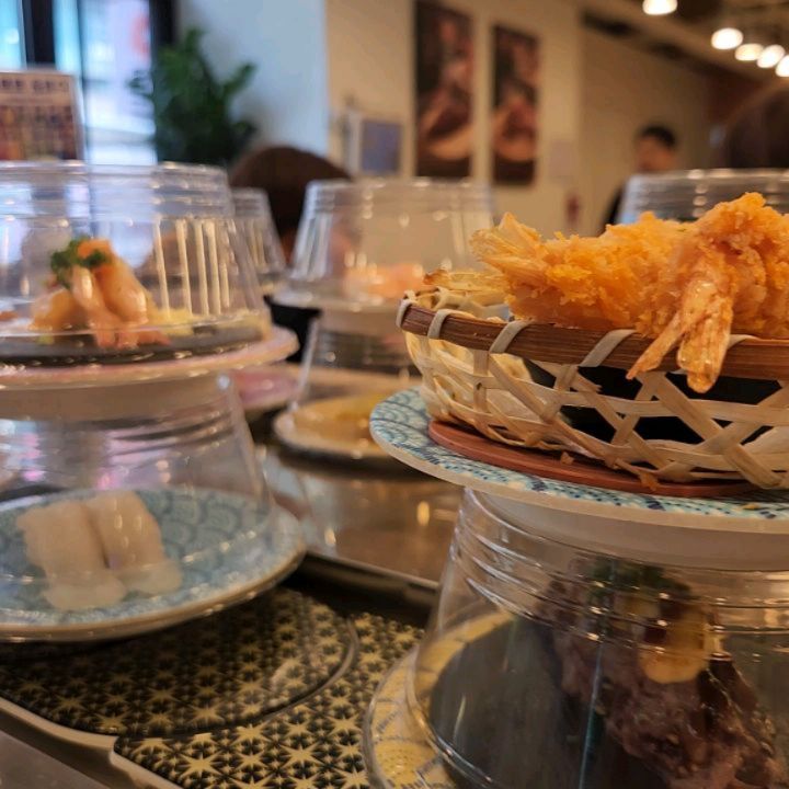 오늘 뭐 먹을꼬얌? *찐리뷰 #스시이안앤 #스시이안앤범계역점 #머머꼬얌_찐리뷰
🍣제 인생 최초 회전초밥 식당을 다녀왔어요.
종류가 60가지에다가
회가 두툼하니 씹는 맛도 좋더라고요.
🍣심지어 이게 한 접시에
균일가 단돈 1,990원이라니,,😲
광어도미는 주방에 수족관이 있어서
주문하시면 즉석에서 회 떠주세요.
소스 토핑 있는 스시도 있거든요.
호텔출신 셰프님이 만든 특제소스라고 하네요.🤤
🍣가성비 갑인데다
고퀄리티 맛까지 챙긴 스시녀석들
이거 남는거 있냐구 ㅠㅠ🥹
🍣생맥이랑 같이 먹었는데
잊지 못할 맛이었습니다.
전부 도장깨기 하러 다시 갈꼬얌🥰
✍️방문일자 : 2024.06.28 금요일 12시
✍️경기 안양시 동안구 평촌대로217번길 27 2층 203호
✍️11:30 - 21:30
🧨브레이크타임 : 15:00 - 17:00
✍️먹었던 메뉴
- 광어묵은지
- 참치등살(아까미)
- 광어지느러미(엔가와)
- 연어
- 고등어(시메사바)
- 구운새우
- 육사시미
- 소고기스시
- 연어불닭스테이
#먹스타 #먹스타그램 #맛스타 #맛스타그램 #음식스타그램 #오늘의메뉴 #오늘뭐먹지 #메뉴추천 #점심메뉴 #점심메뉴추천 #주말점심 #주말점심추천 #맛집 #맛집추천