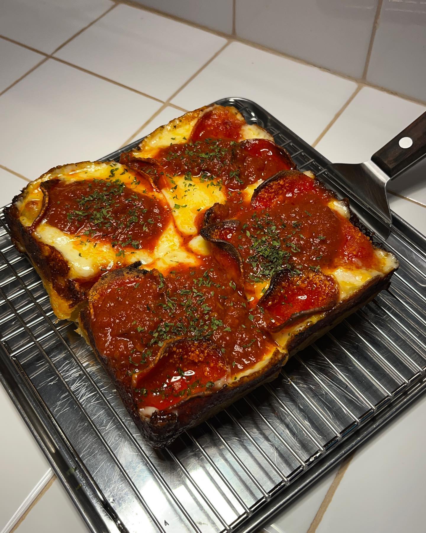 한림에 위치 한 아메리칸 피자 우피후피
파인애플 피자를 원래 좋아하지만, 
이곳은 호불호 없이 더 맛있게 먹을 수 있는 곳!! 매장 인테리어도 깔끔해서
친구, 연인들과 버드와이저에 피맥 즐기기 좋은거 같네요! ☺️
그리고 사장님이 귀엽고 친절하심^_^

woopihoopi.jeju 
🍺우피후피🍕
- 페퍼로니 13.8 (5인치)
- 히와이키키 12.5 (5인치)
- 버드와이저 7.0

🏠 제주 제주시 한림읍 한림로 545 1층 101호
📞 네이버 확인
🚪 13:30 ~ 23:00 
(라스트오더 22:30 매주 월요일 휴무)

​#내돈내산 #우피후피 #한림맛집 #옹포맛집 #pizza #woopihoopi #jeju #제주맛집