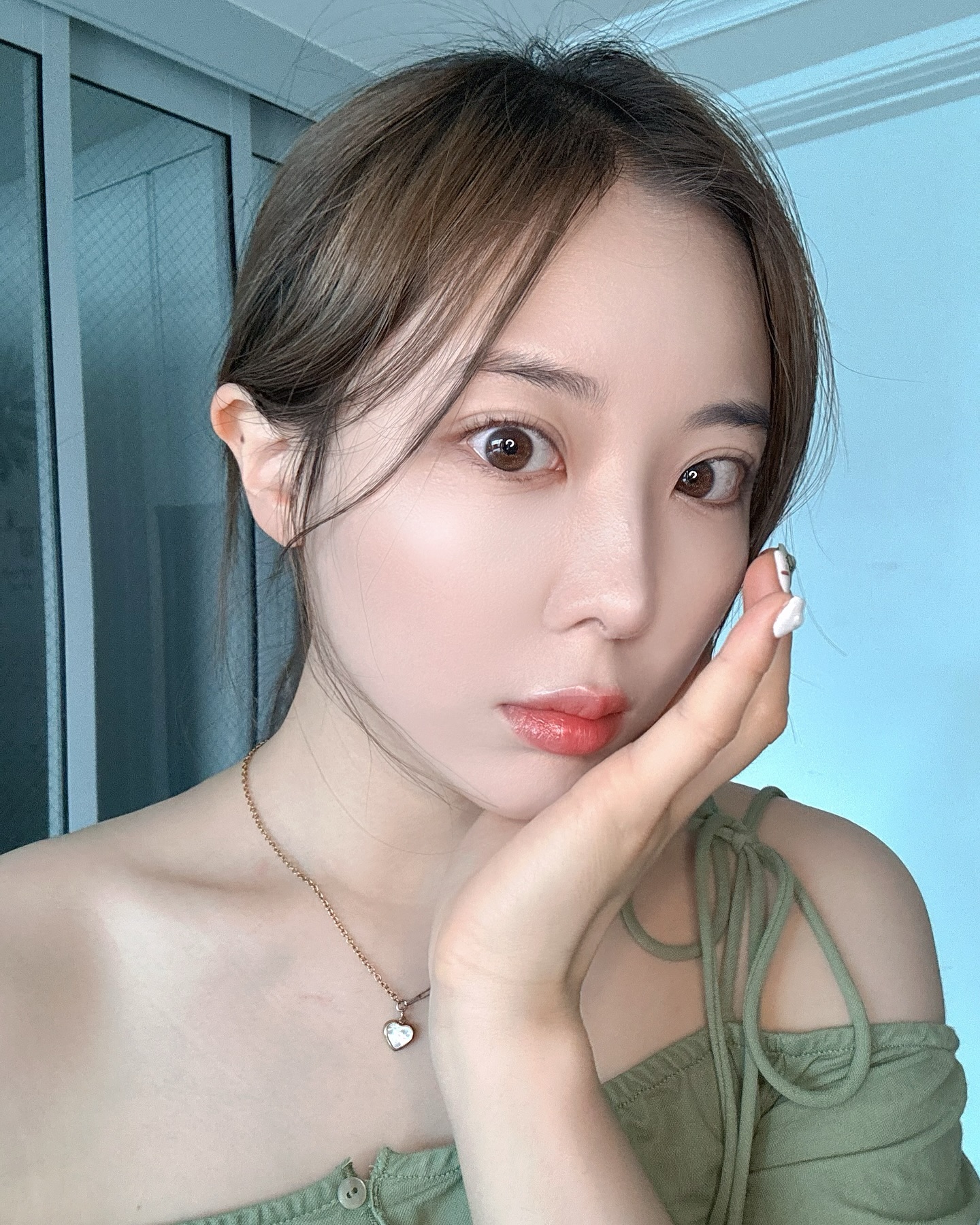 #협찬 thesaem.official
오랜만에 얼빡셀카🫣🤍

더샘에서 새로 리뉴얼되서 나온 신상 커버 퍼펙션 컨실러 쿠션 리뉴! 디자인두 세상 예쁘죠✨💫
요즘 같은 여름 날씨에 지속력+커버 한번에 끝낼 수 있는 휘뚤마뚤커버템이에용!!✌🏻
그리고 전 광을 중요하게 생각하는데 바로 요게 은은하게 속광이 드는 속광 매트 쿠션 이라는거!!🪽🪽

울 나연이가 쓰는 쿠션이라니😆 아래 멘트로 쓰기 뭔가 어색해따구🤣🤣
(환승연애2 이나연 PICK 속광매트쿠션)

9월 올리브영에서 세일한데용!😎
리필 증정 세트 구매 가능!! (쿠션 본품+리필용)
놓치지 말고 겟하세요💗

#광고 #더샘 #컨실러쿠션 #컨실러쿠션리뉴 #속광매트쿠션 #올영쿠션 #올영픽 #올영쿠션추천 #THESAEM #여름쿠션