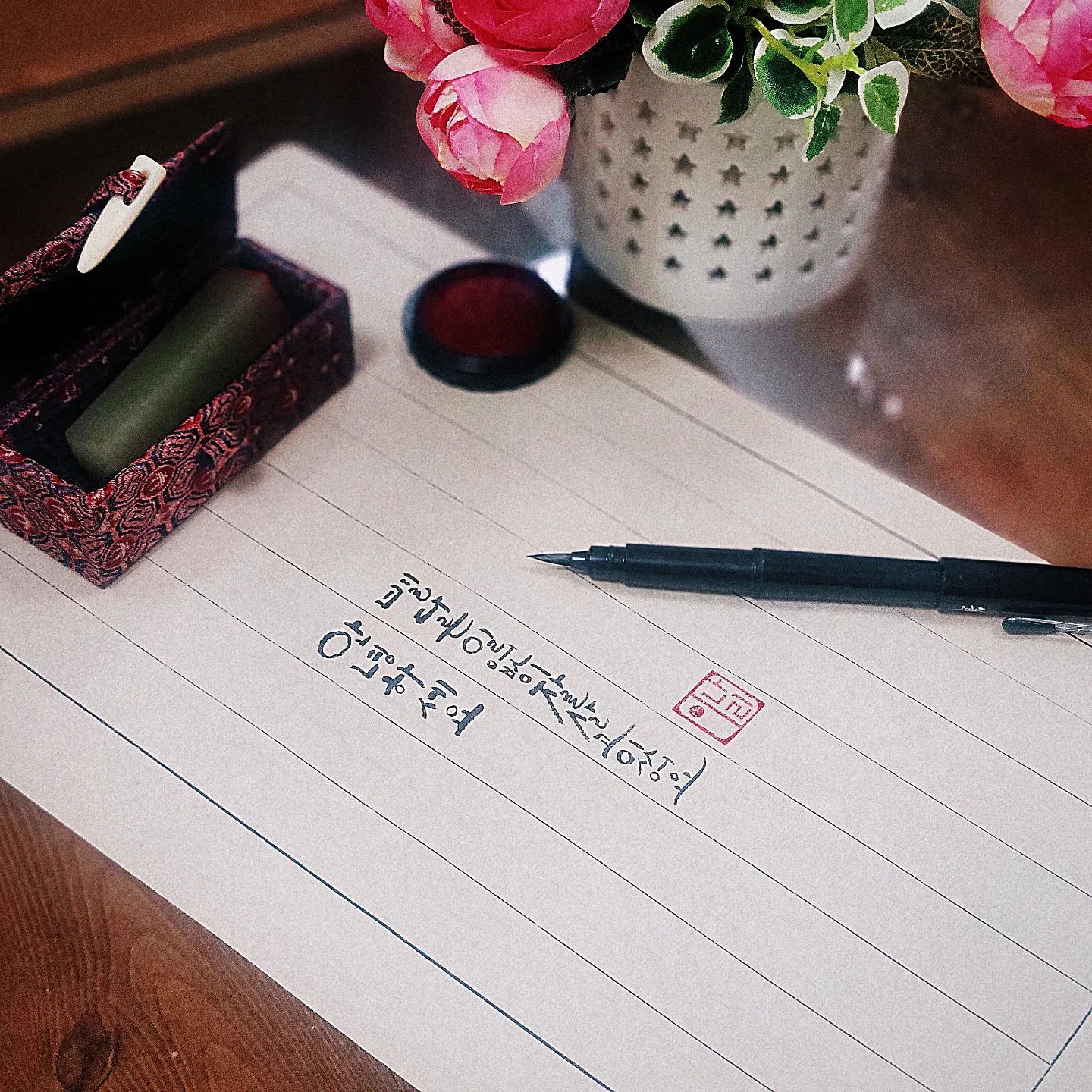 #날캘리 #잘살아있습니다

안녕하세요, 별다른 일없이 잘 살고있어요...ㅋ

너무 오랜만의 피드라 달라진 인스타가 어색하네요.

서예아이에서 낙관도장 체험할수 있는 기회를 주셨어요.
낙관이 하나도 없던 저에게 너무나 감사한 기회였죠ㅋ
날캘리로 할지, 나리글씨로 할지 고민하다
제 이름으로 부탁드려서 
너무나 깔꿈하게 잘 나온 도장을 받을 수 있었습니다!

고급스러운 케이스와 같이 동봉해주신 미니 인주가
넘나 컴팩트한게 맘에 들더군요~

담에 활동명으로도 하나 장만해볼까봐용😚

#서예아이 #서예아이낙관장 #낙관도장체험단