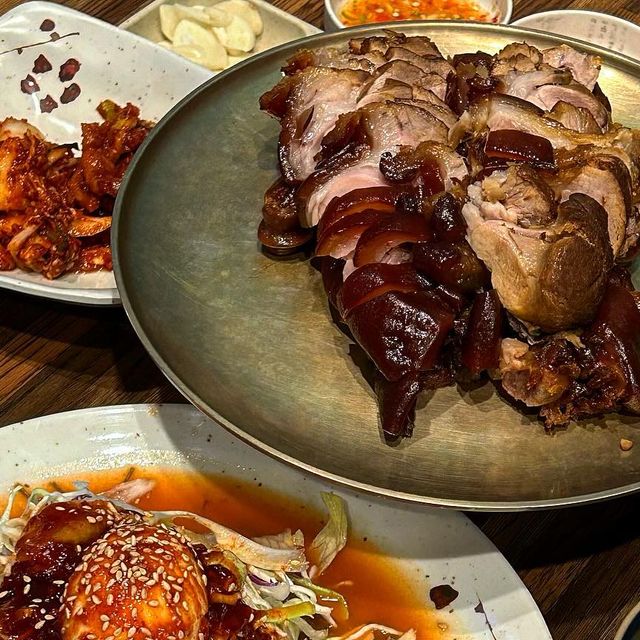  ෆ 예스푸드ෆ on Instagram: "🍽️#광고#호야네족발동대문점 🍽️
🥄족발(소)+막국수(소)

최근에 먹었던 족발 중
역대급! 가장 맛있었던 호야네 족발 🍗

고기가 넘 야들야들하고
부드러워서 한입 먹는 순간 순삭!
잡내나면 잘 못먹는 편인데 
여기는 잡내 하나도 안나고
간도 잘되어있어서 넘 만족 🫶

무엇보다 밑반찬이 너무 잘나오는데
계란찜+오뎅탕+부추김치+보쌈김치까지!! 
내최애 반찬들 다나온다 🥹🥹

족발+보쌈김치+막국수 한입에
먹으면 꿀맛탱 ⭐️⭐️
꿀구성으로 꼭드셔유 🎈

오뎅탕에는 무가 들어가있어서
완전 시~원하구 칼칼해서
오뎅탕 한그릇에 
소주 한병 뚝딱할만한 맛 ,,🍾

족발에 반찬까지 다 만족해서
협찬이었지만 조만간 또 방문할예정 🥹♥️

⭐️위치: 서울 동대문구 전농로 189 1층

@@같이 가고 싶은 친구/애인 태그 👇

#광고#족발#보쌈#불족발#막국수#미니족#반반족발#불미니족#동네맛집#불족발맛집#전농동맛집#청량리맛집#청량리역맛집#휘경동맛집#용답동맛집#족발맛집#보쌈맛집#호야네족발#동대문로컬맛집#시립대맛집#시립대족발#족발맛집#동대문핫플#도시락#1인분#혼밥#먹팔맞팔#먹스타그램"