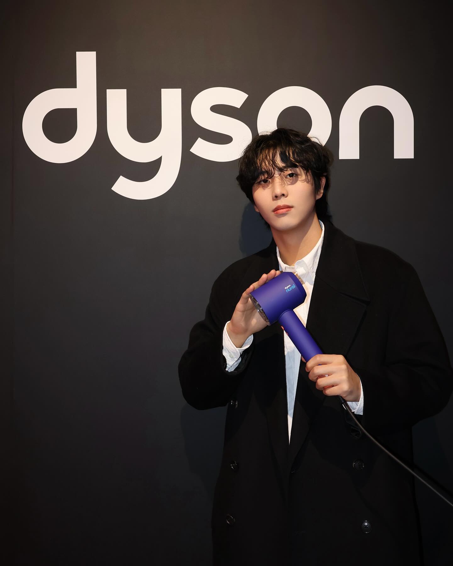 #광고 dyson_kr 🌬️ 
다이슨의 가장 스마트한 헤어 드라이어 [다이슨 슈퍼소닉 뉴럴 헤어드라이어] 신제품 론칭 행사에 다녀왔습니다😎
 
다이슨의 제품이 유명하다고는 알고 있었지만 이번 신제품의 기술은 실생활에서 정말 편리할 것 같다는 생각이 들었는데요, 드라이기와 두피 사이의 가리에 상관 없이 일관된 두피 온도를 유지 해주어 두피 건강을 보호해주고 모션 감지 센서를 사용해 제품을 내려 놓으면 자동으로 히터를 비활성화 해주어 정말 편리하더라구요😊
 
또한 스타일링 노즐을 인식해 최적의 온도와 바람을 설정해주고, 사용자의 마지막 사용 설정을 기억해 자동으로 조절해준다고 하니 다음 헤어드라이기는 다이슨으로 장만해야겠습니다🤭
 
dysonbeauty dysonhair #dysonbeauty #다이슨 #다이슨슈퍼소닉뉴럴 #슈퍼소닉뉴럴 #다이슨신제품 #데일리케어 #dysontechnology #dysonhair #dysonsupersonicnural #남자헤어스타일 #남자헤어 #헤어드라이기 #헤어드라이기추천
