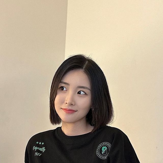 ✨찌닝’s 출근룩 & 데이트룩 기록✨ on Instagram: ”#협찬
@standarderror_official 비오는 날은 편한게 최고🖤🌿 안녕하세요, 찌닝입니다✨
사실 저는 단발 전에는 힙한 스타일이 안어울려서
요런 스타일 최근에 많이 도전해보고 있는데욤
다행히 힙찌닝을 응원해주셔서 즐겁습니다🖤🌿 스탠다드에러 티셔츠는 항상 핏도 넘 예쁘고
고품질 원단으로 국내제작해서 그런지
착용했을 때 촉감도 너무 좋아서 믿고 입습니다🖤🖤 요즘 계속 된 폭우로 안타까운 소식이 많이 들리는데 더 이상의 피해는 없길 바랍니다.
모두 안전하게 행복하게 주말 마무리하시길 바랍니다🫶🏻 #스탠다드에러 #스탠다드에러반팔티 # 남여공용반팔티 #세미오버핏 #캐주얼룩 #캠퍼스룩 #데일리룩 #반팔티추천 #무신사 #ティーシャツ #T-shirt #스탠다드에러X텍토리 #반팔티 #티셔츠 #힙 #스트릿패션 #단발코디 #오늘의코디 #주말룩 #데이트룩 #뉴발란스530″