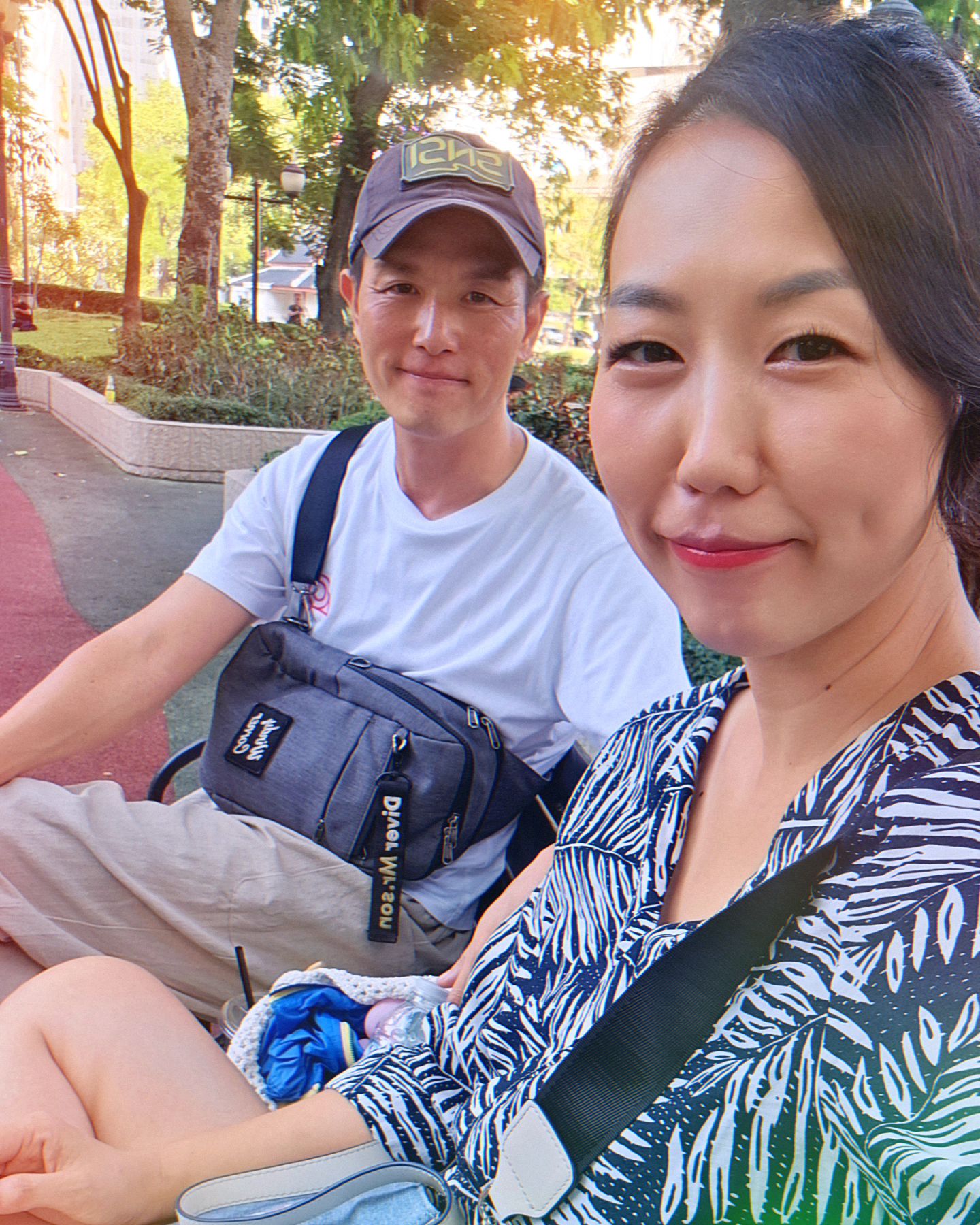 With my family❤️
과한(?) 메이크업받고....
사진으로 남기기 📷 
볼터치.........ㅋㅋ 그저 웃지요...ㅋㅋㅋ
신랑이랑도 찍고...
아들이랑도 찍고;)
땀 흘리니 아이라인은 지워지네?ㅋ
.
#방콕생활 #방콕라이프 #방콕에서아들키우기 #벤짜시리공원 #EmSphere #아이들놀기좋은곳 #땀빼기좋은곳??ㅋ #bkklife #thailife #withmyfamily❤ #사랑해❤️