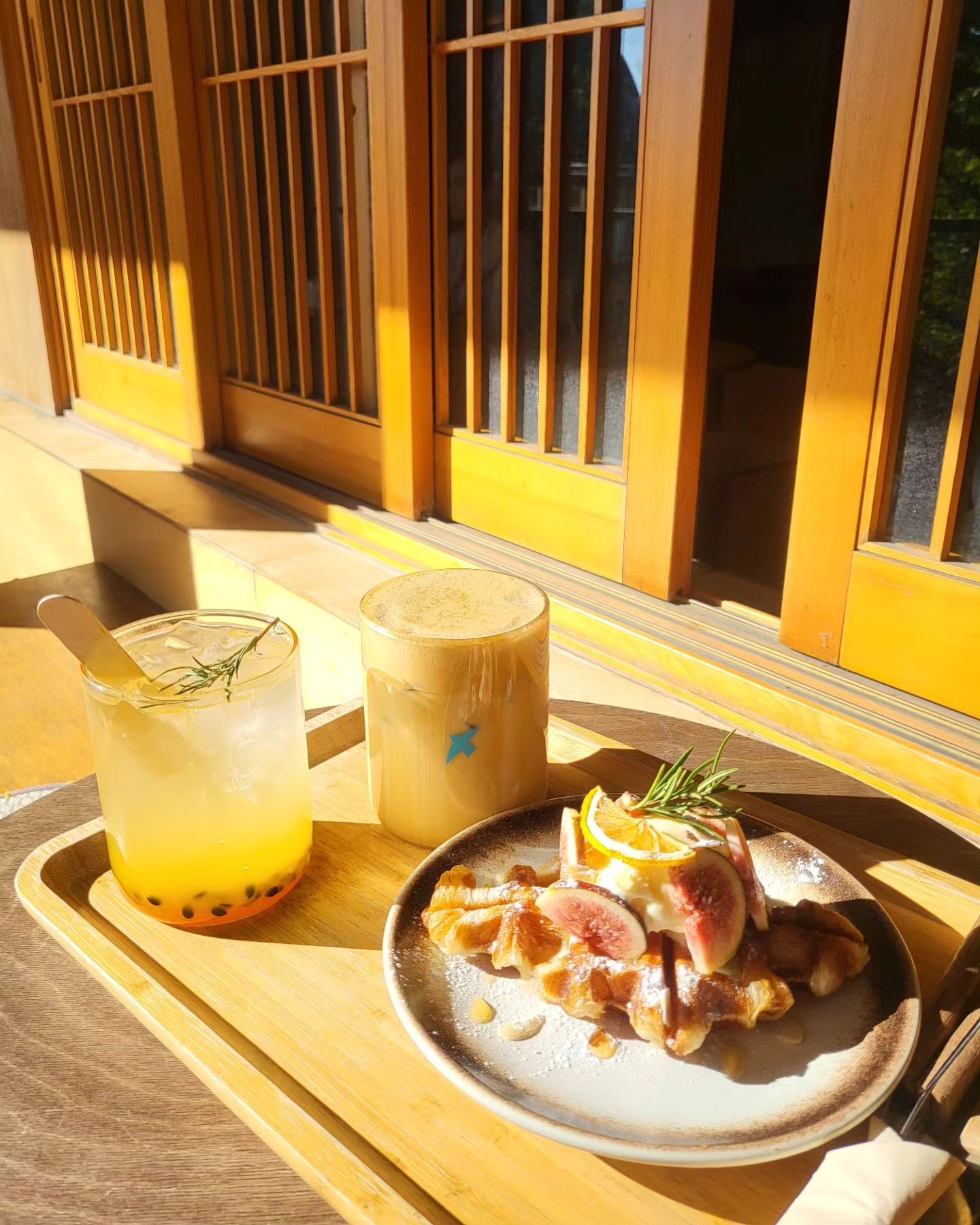 가을과 너무 어울렸던 카페 🍂 
'아키라 커피'
.
.
일본풍 인테리어로
일본식 갬성도 느낄수 있었던,
.
.
분위기도 조용하고
무화과 크로플도 맛있고
힐링힐링💕
.
.
.

#아키라#아키라커피#커피#카페#송도카페#카페힐링#일상#일상사진#일상기록#좋아요#힐링#행복#사진#소확행#일본식카페#카페좋아#송도카페추천#카페추천#무화과크로플#커피맛집#송도카페#아키라커피송도점#카페여기#예쁜카페#인스타카페#힐링카페