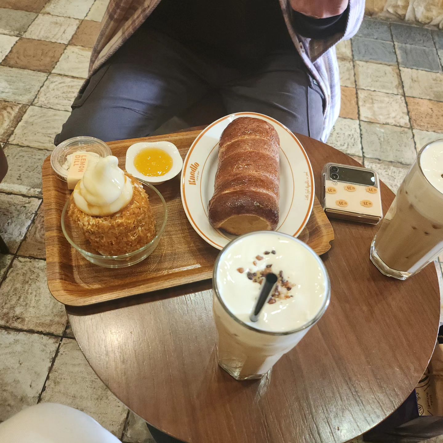 #송리단길 에 위치한 #굴뚝빵 맛집 #끄네들로
전부터 궁금했는데 파는 곳이 없어서 먹어 볼 기회가 없던 굴뚝빵 드디어 영접하다...
넘 꼬소하고 맛있구용
커피도 딱 내 스타일이라 자주 갈 듯🥰