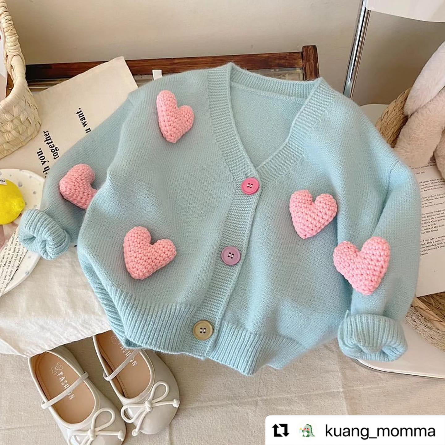 귀여운 하트 뿅뿅 ❤️

#Repost kuang_momma with use.repost
・・・
솜사탕이 생각나요오 ☁️🩷

입체적인 하트와 🩷
알록달록 단추가 포인트인 가디건이랍니다 !

딸, 아들 모두 코디 가능한 디자인이에요 !

베이지 색상도 구경해보세요 🤍

 
 
•  오직 인스타그램에서만 판매하는 상품✨️
•  색상 - 스카이블루, 베이지
•  SIZE - 90,100,110,120,130,140
•  OPEN 특가 - 27,500 원
•  구매 / 문의 - DM & 네이버톡톡 ( 프로필 링크 )
 
 
✔️ 크앙맘마는 현금영수증을 필수로 발급 중인 사
업자입니다.
-
-