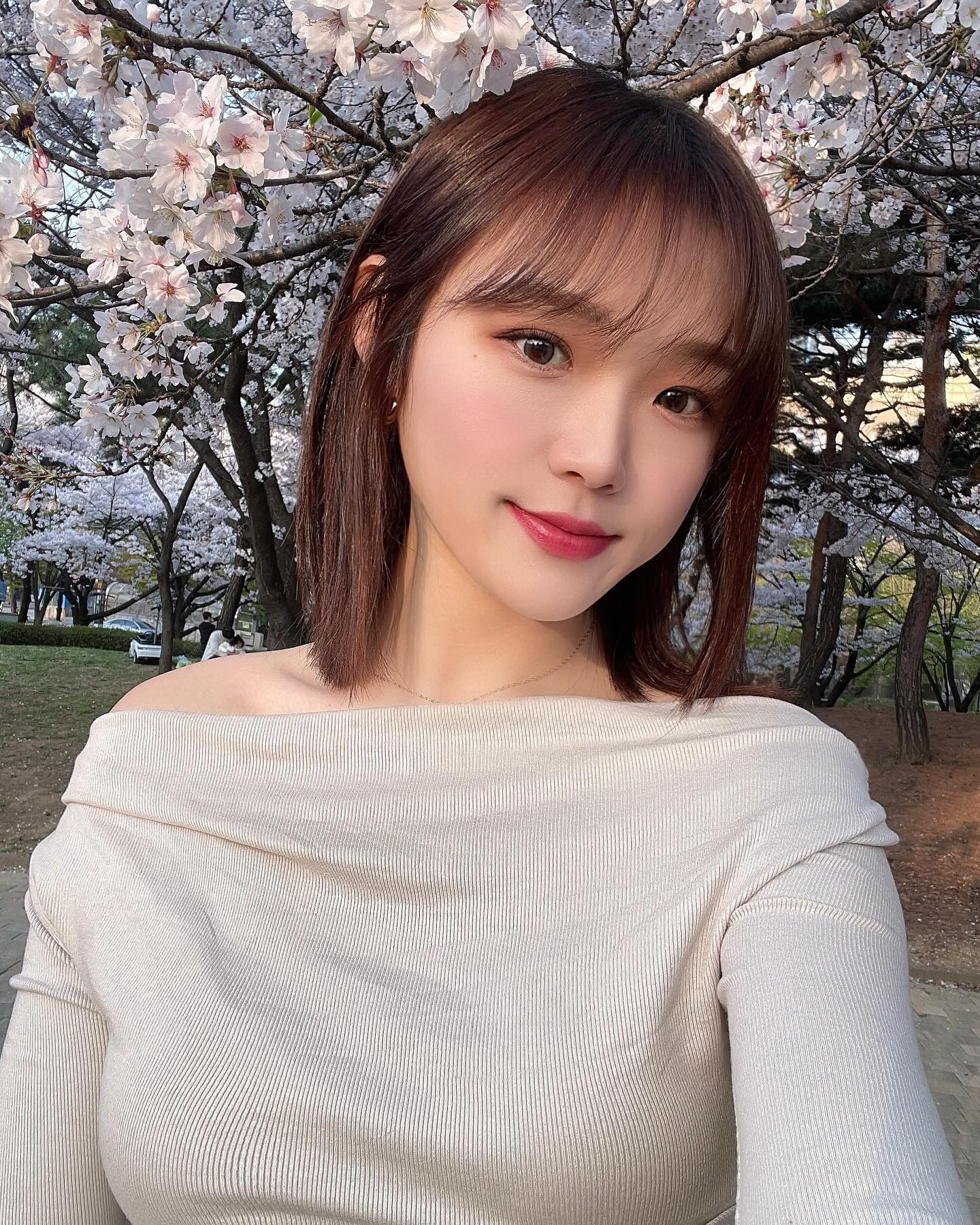 #광고
⠀
자연스러운 그레이랜즈로 픽한 츄렌즈의 폼폰팝 버블그레이를 소개해요🖤
⠀
따뜻한 톤의 그레이 색감으로 톤 타지 않는 입문용 그레이 렌즈로 딱이랍니다🫧
⠀
그레이렌즈에 데일리메이크업으로 자연스럽게 우아한 눈빛 연출완성💗💗
⠀
⠀
⠀
⠀
⠀
⠀
#윙플리뷰 #윙크렌즈 #츄렌즈 #chuulens #폼폰팝 #버블브라운 #버블그레이 #버블렌즈
#daily #데일리 #셀스타그램 #셀카 #selfie #followforfollowback #likeforlikes #likeforfollow #like4likes #liker #likeforfollow #instagood #instagram #데일리룩 #일상 #오오티디 #ootd #좋아요 #좋아요반사
⠀
⠀
⠀