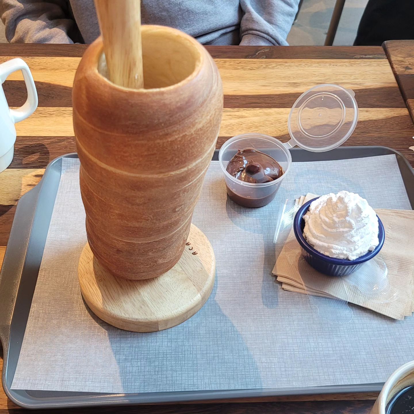 집근처에 맛집있는것도 모르고 살았네 .
유명하다는 굴뚝빵 
갓구워나오는 느낌
왜몰랐지?

#카페106 #cafe106 #굴뚝빵 #굴뚝빵카페
#굴뚝빵🍞 #일상 #데일리 #대전카페 #대전카페추천