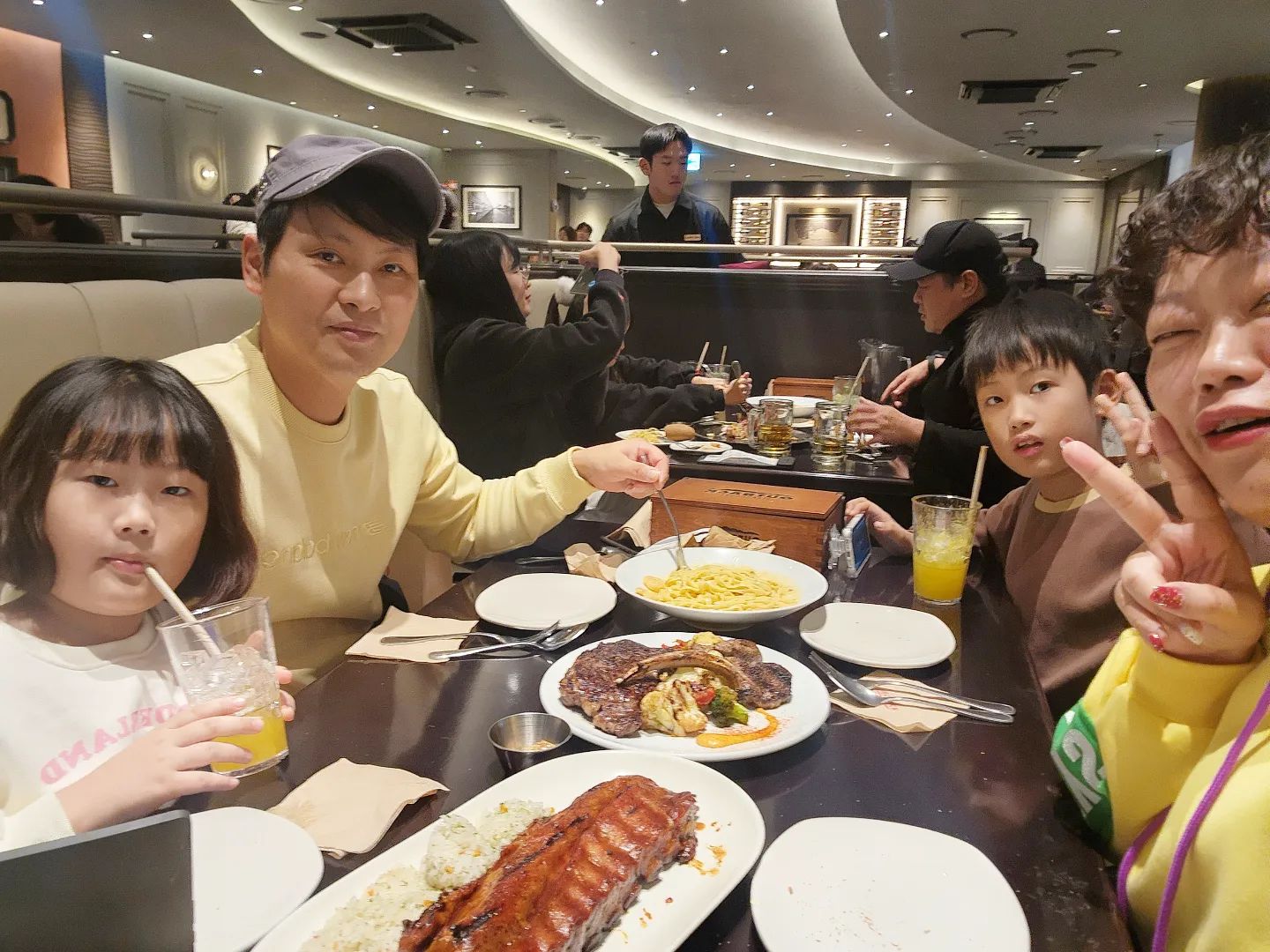 .
.
크리스마스 이브 ♡
아빠가 좋아하는 아웃백 ~
이렇게 소중한 추억 하나 저장.
.
#크리스마스 #연말